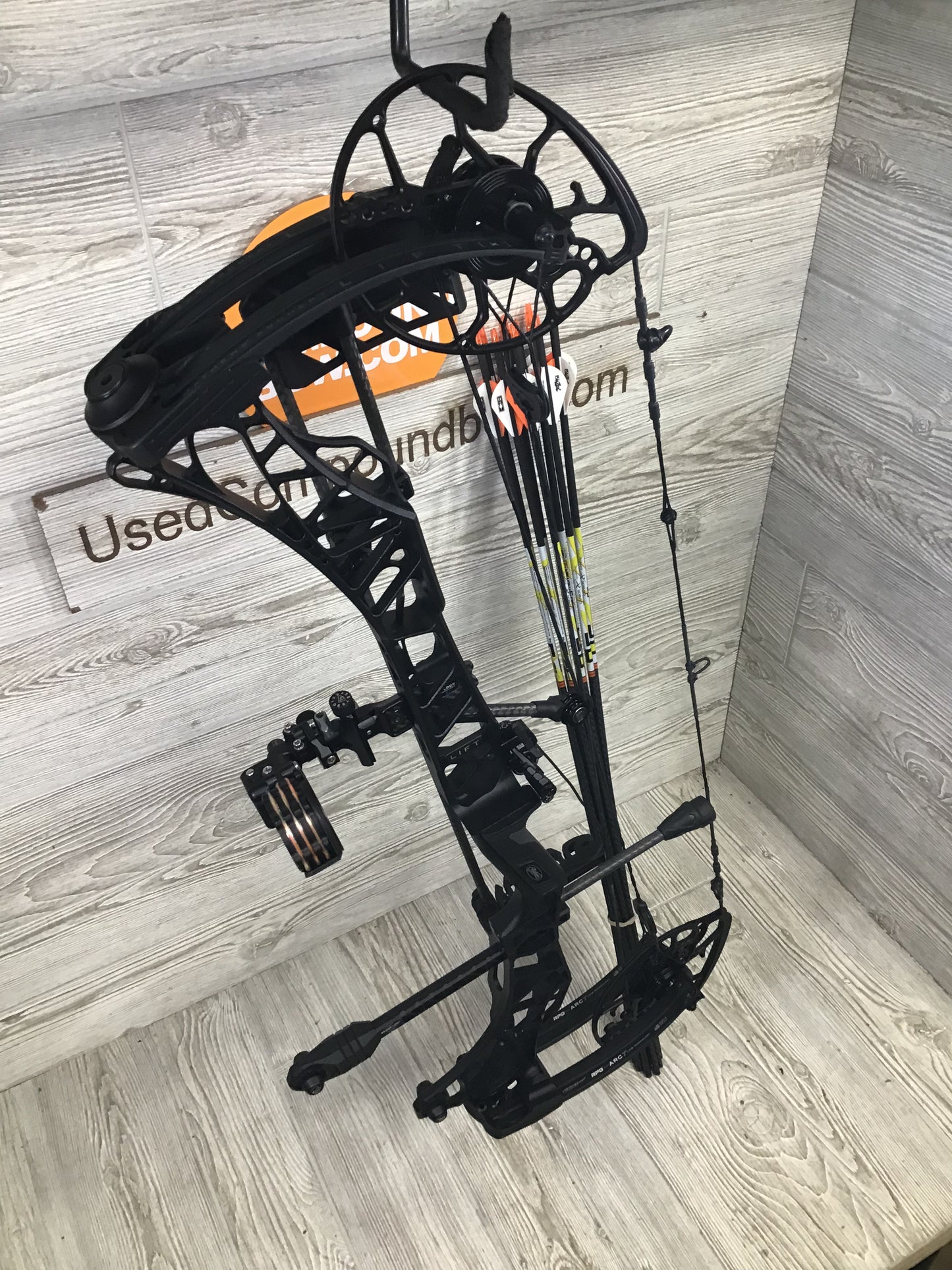 Used Mathews Lift X 29.5 Right Hand Black Bow 29/70 LOADED WITH NEW ACCESSORIES