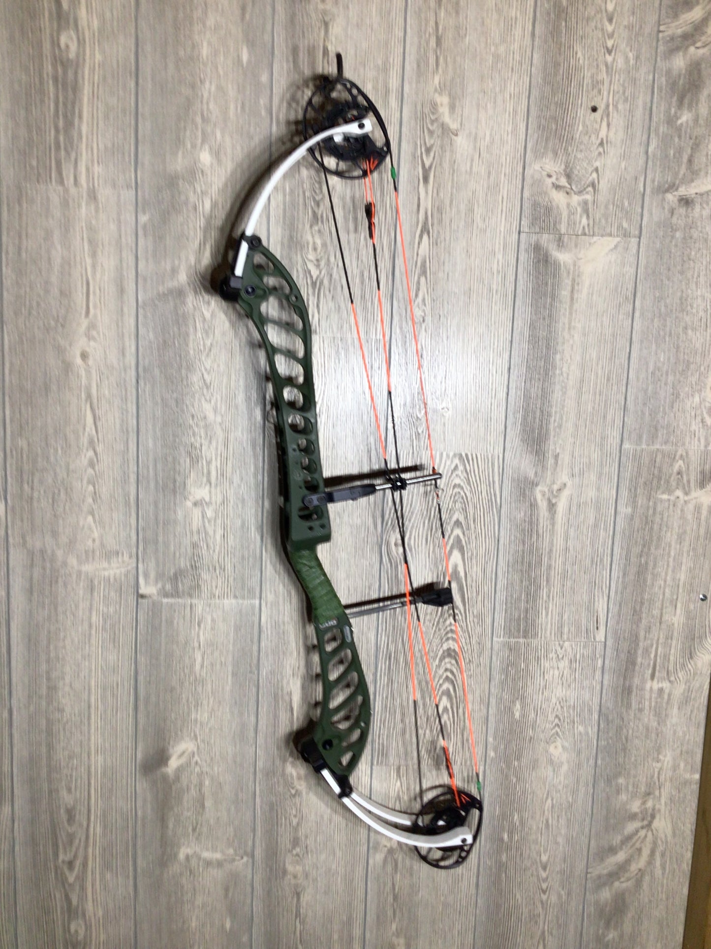 Used PSE Dominator DUO SE2 38 50-60# Green W/White Limbs