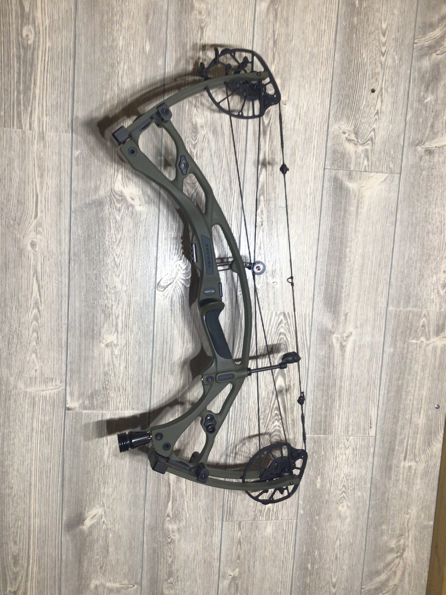 Used Hoyt RX-8 RH Wilderness 80lbs 25-30"