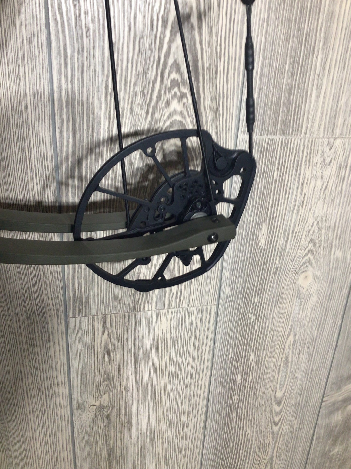 Used Hoyt RX-8 RH Wilderness 80lbs 25-30"