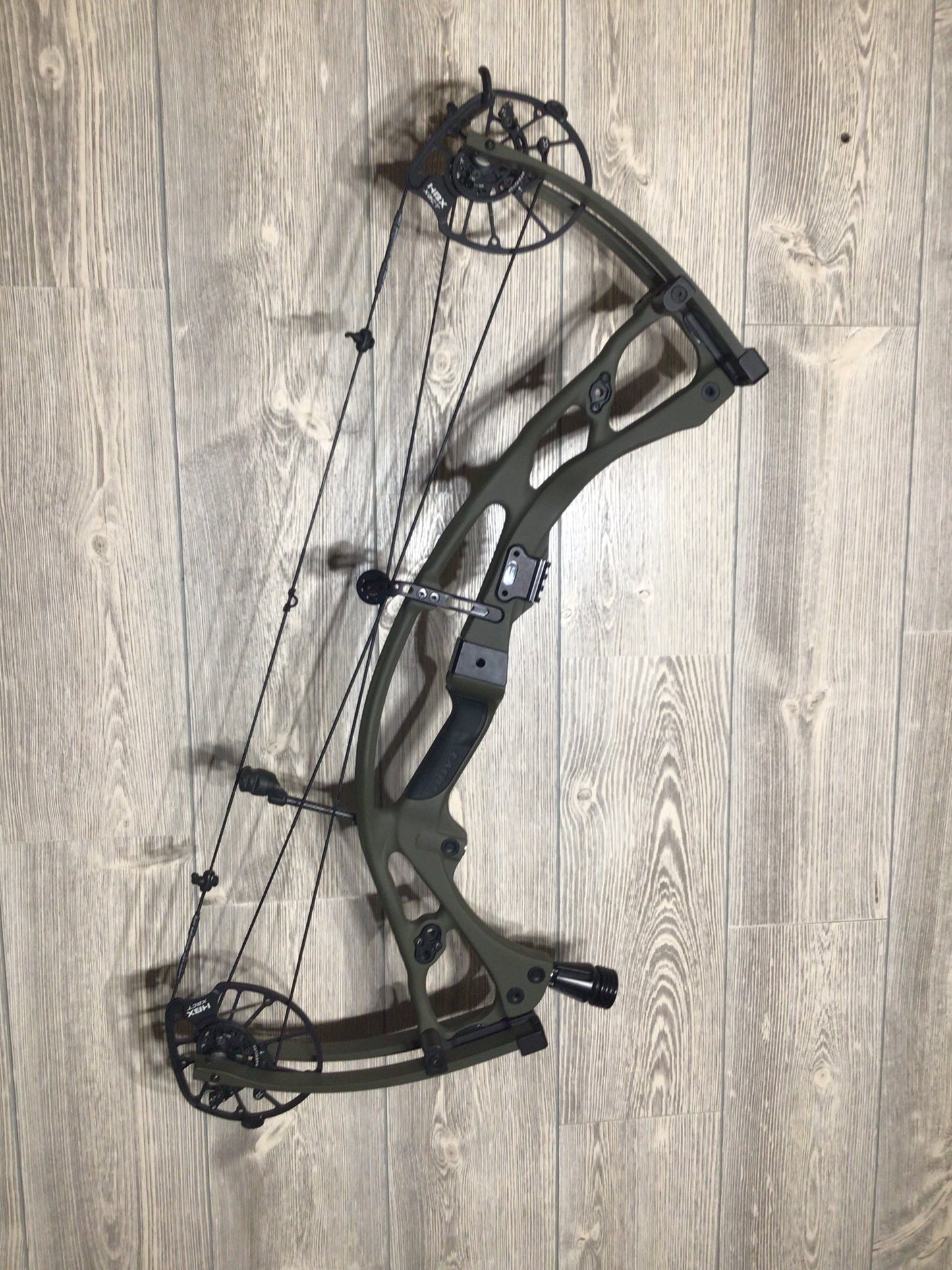 Used Hoyt RX-8 RH Wilderness 80lbs 25-30"