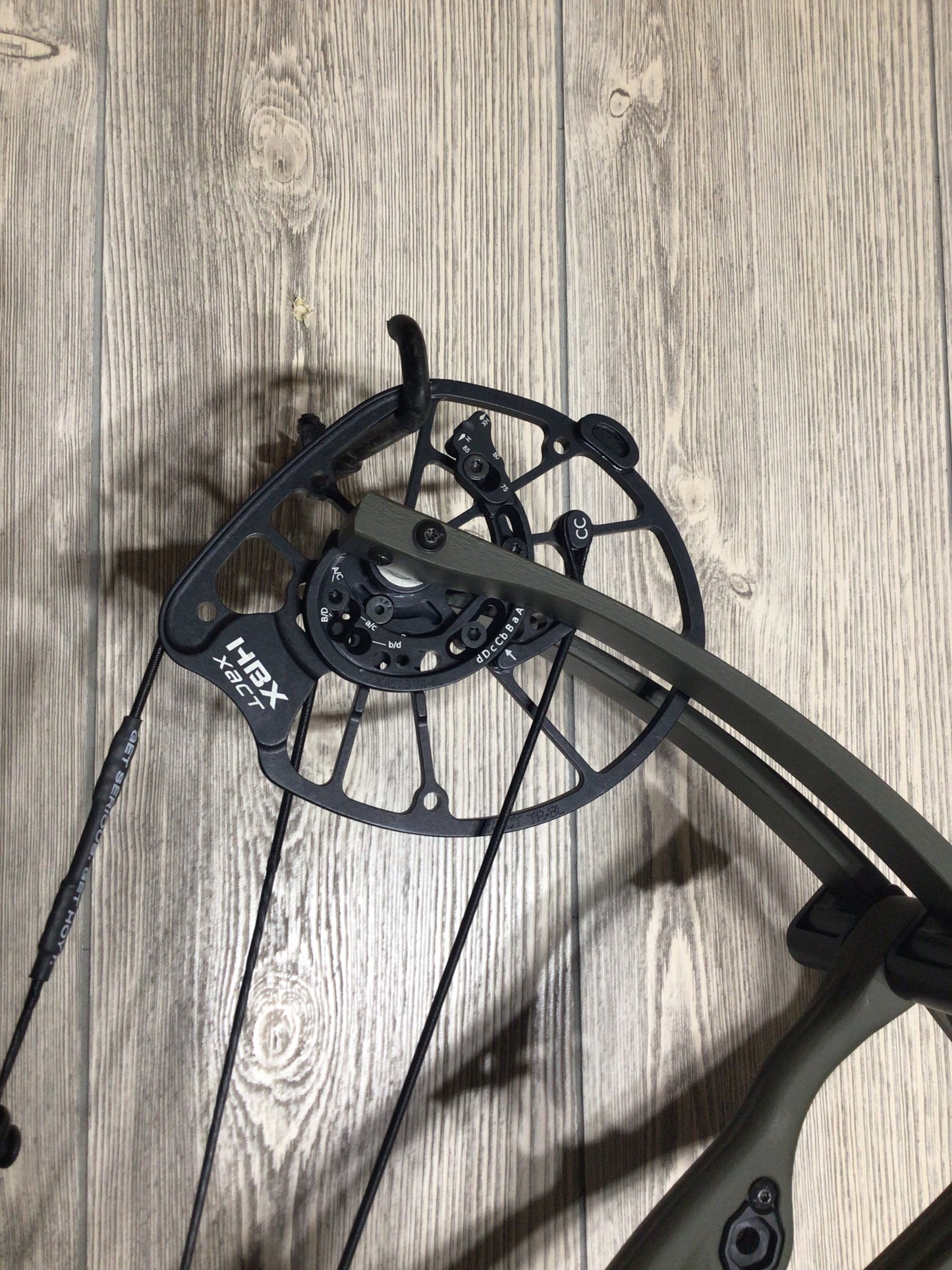 Used Hoyt RX-8 RH Wilderness 80lbs 25-30"