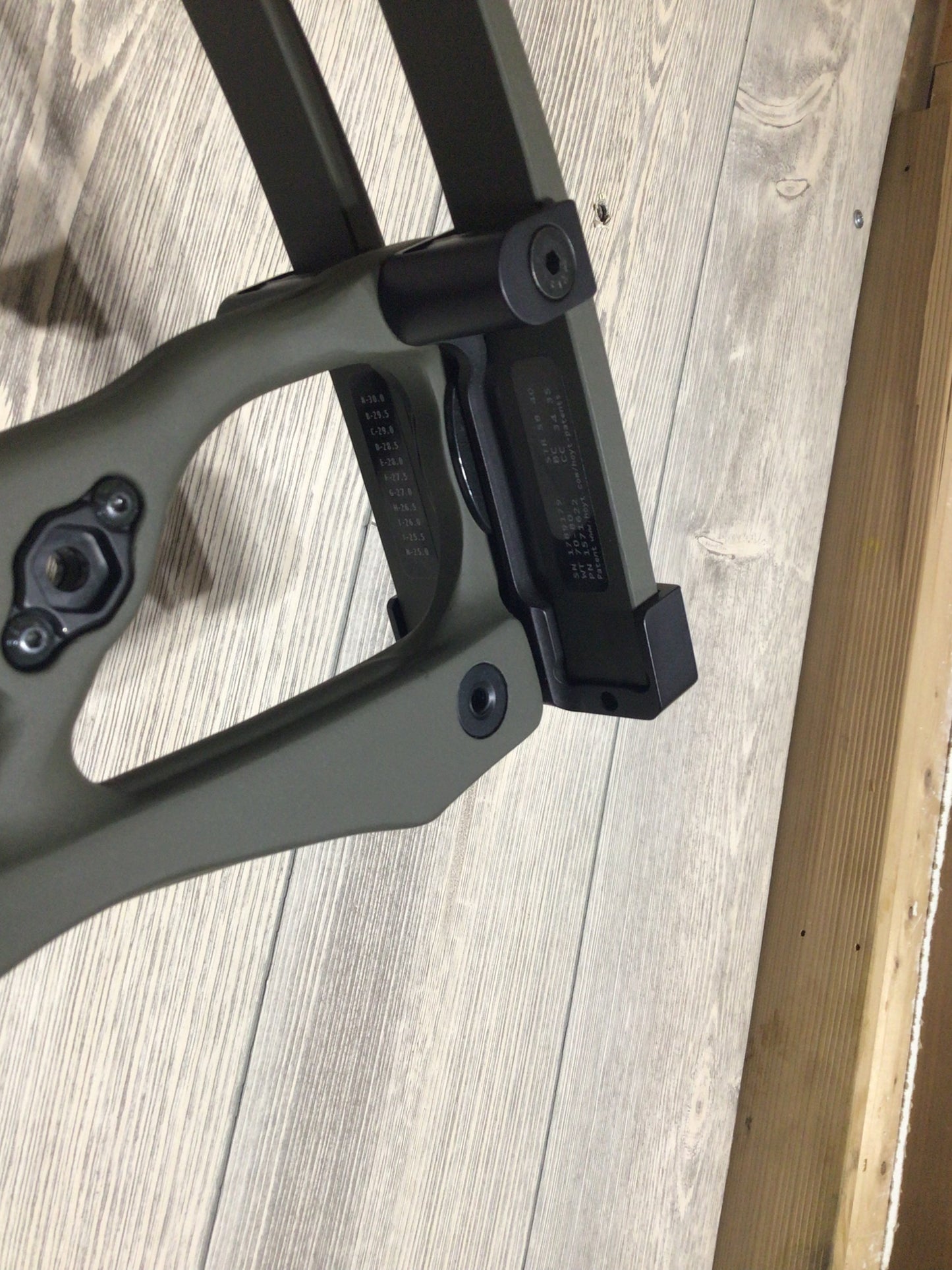 Used Hoyt RX-8 RH Wilderness 80lbs 25-30"