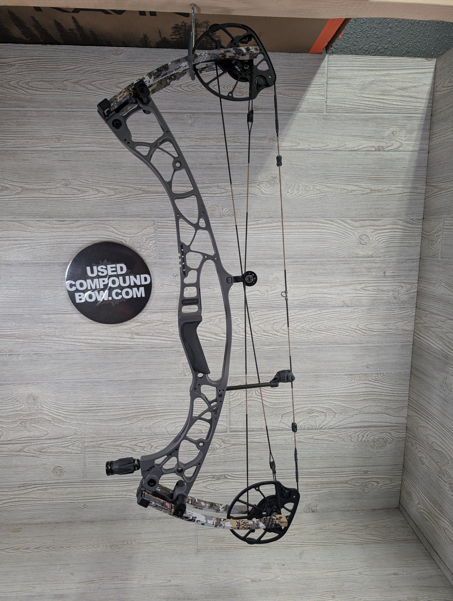 Used Hoyt Alpha AX-2 32 RH Tombstone Riser Optifade Limbs