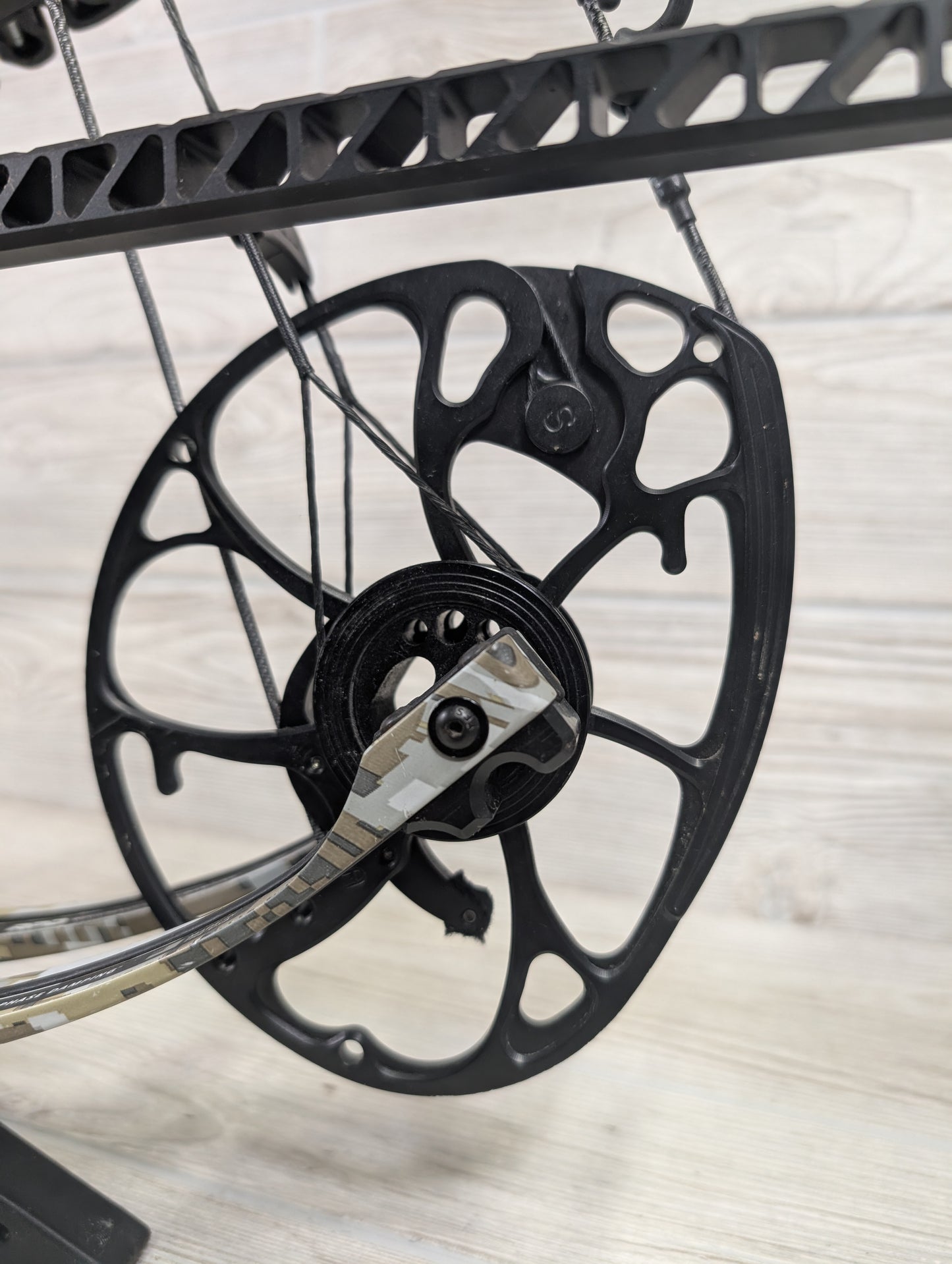 Mathews Phase 4 33 Black Riser Ev2 Limbs Right Handed LOADED PACKAGE