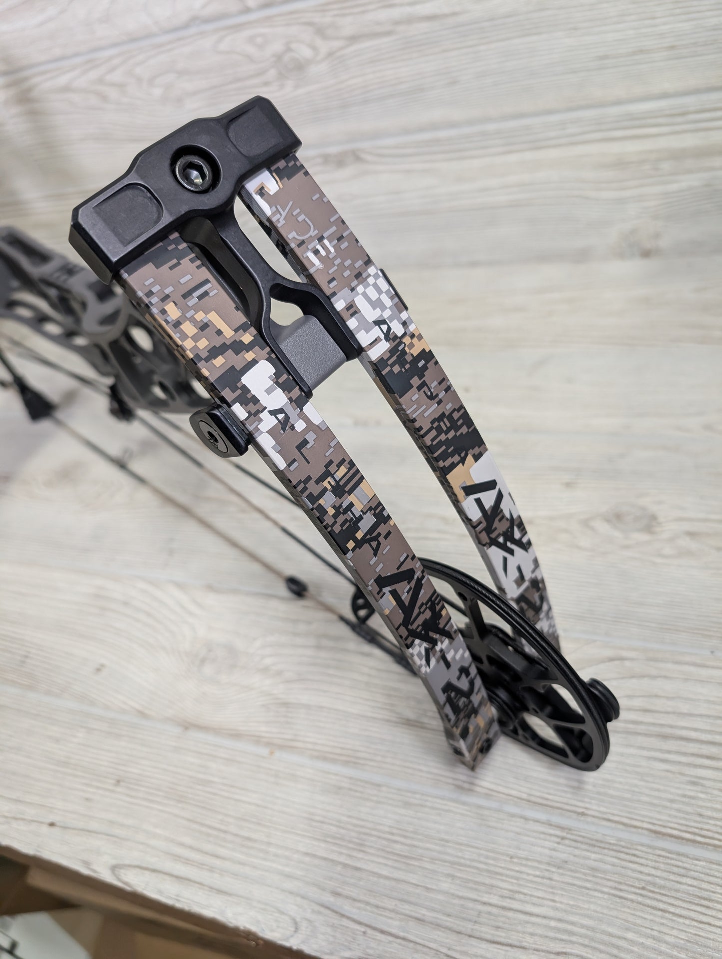 Used Hoyt Alpha AX-2 32 RH Tombstone Riser Optifade Limbs