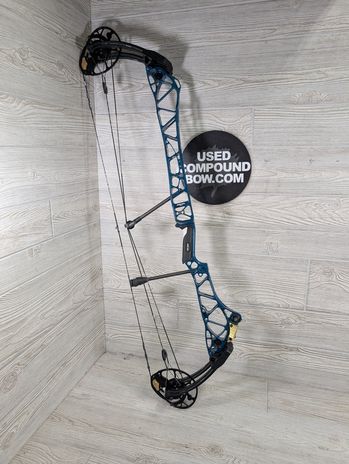 Used Mathews Title 38 (Gen 2) Teal Black Limbs Systm X Strings RH