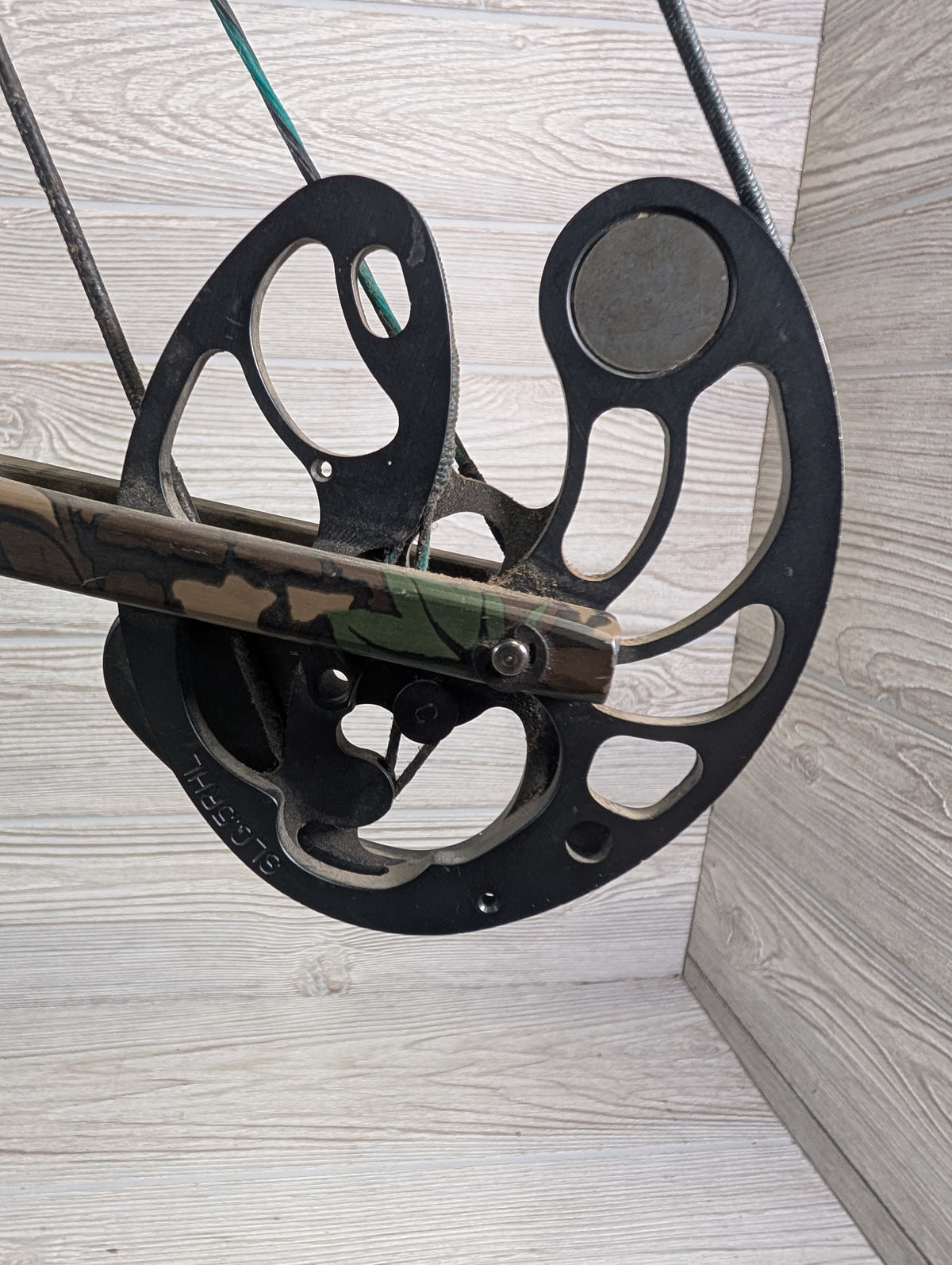Used Mathews MQ 32" 60lb Right Handed Bow