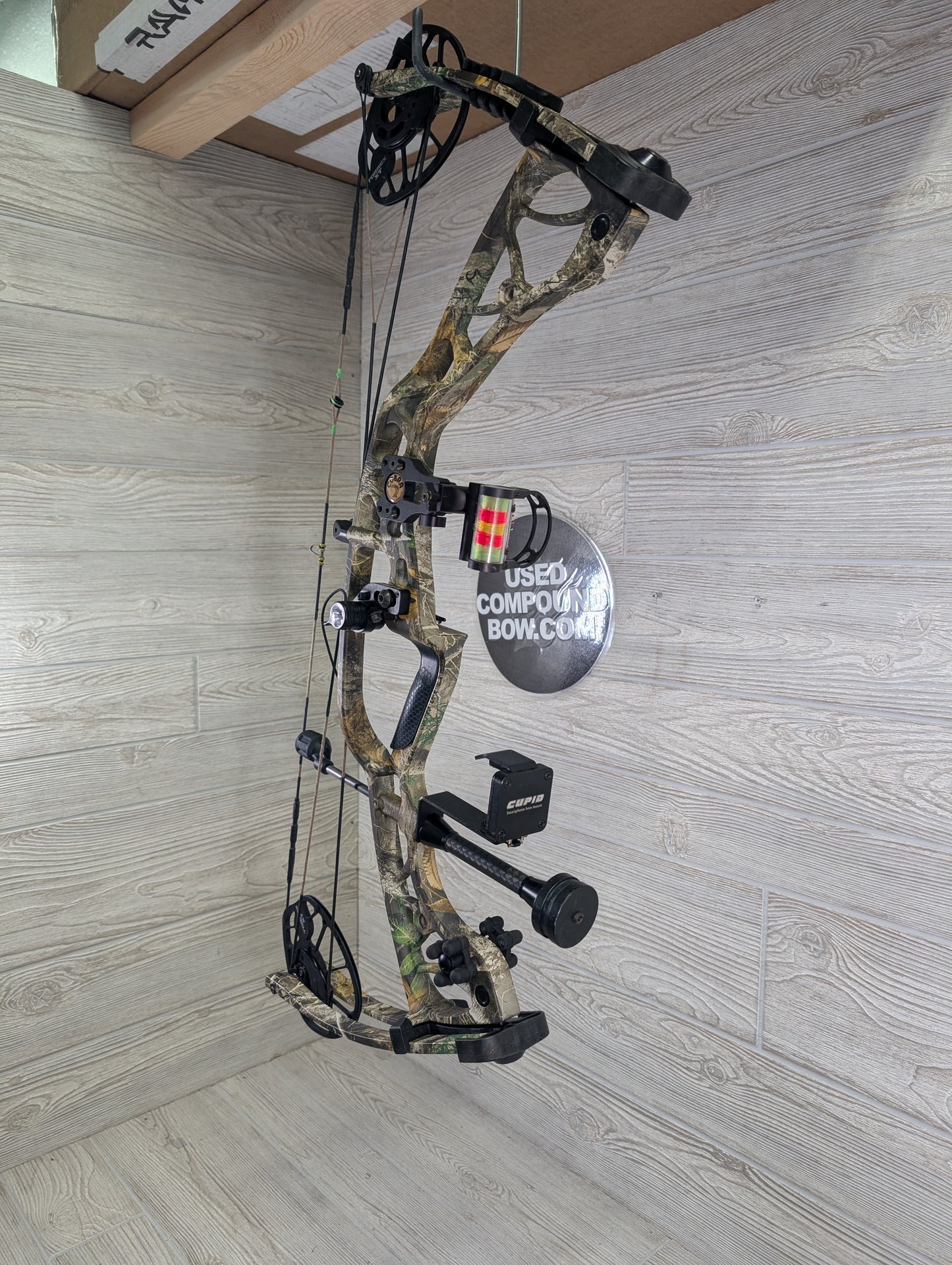 Used Hoyt Torrex XT Right Hand Camo 60-70lbs package