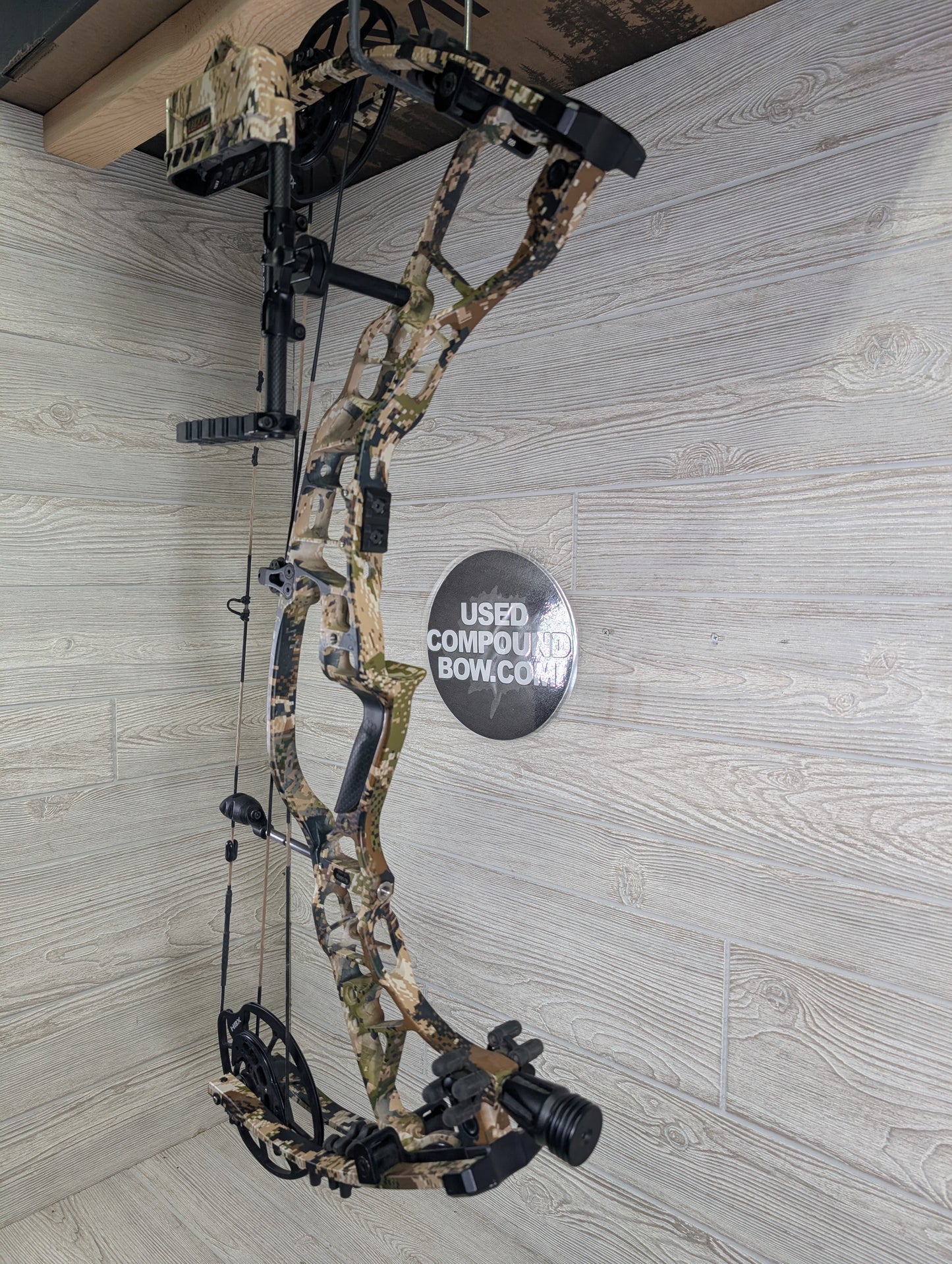 Used Hoyt Ventum 30 25-28" 60-70lb RH Sitka Sub Alpine Bow
