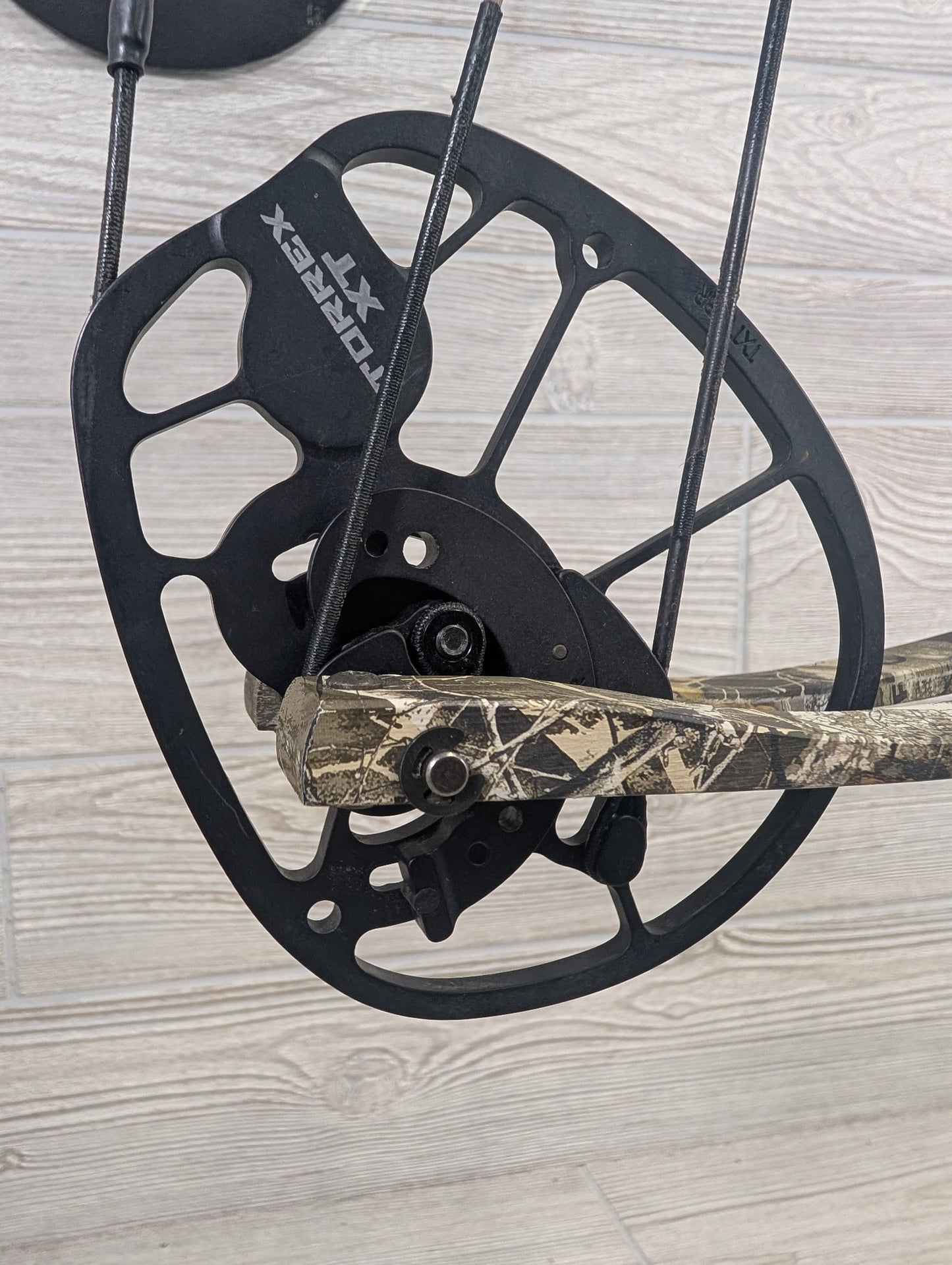 Used Hoyt Torrex XT Right Hand Camo 60-70lbs package