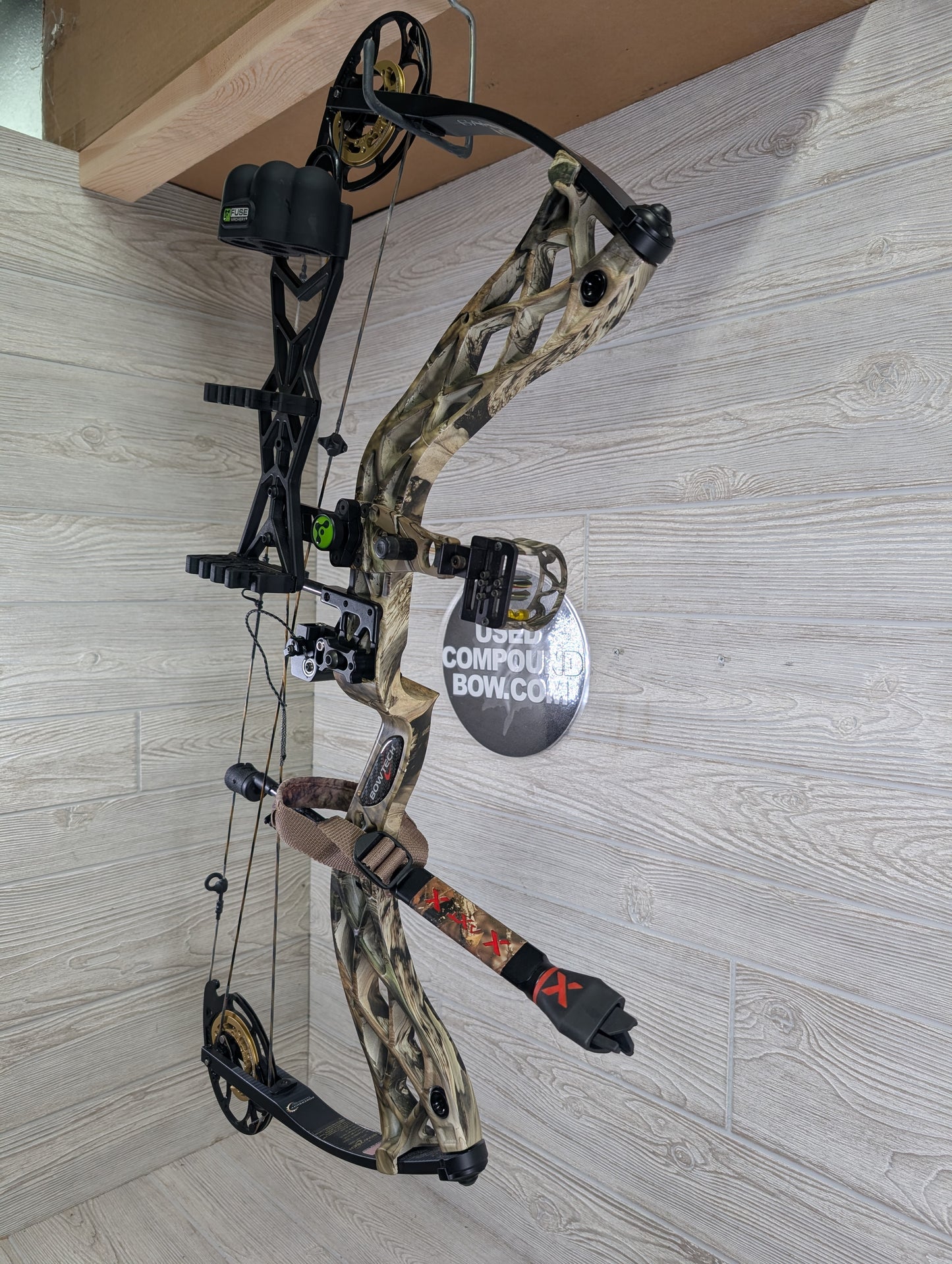 Bowtech Carbon Icon Right Handed 60-70# Camo package