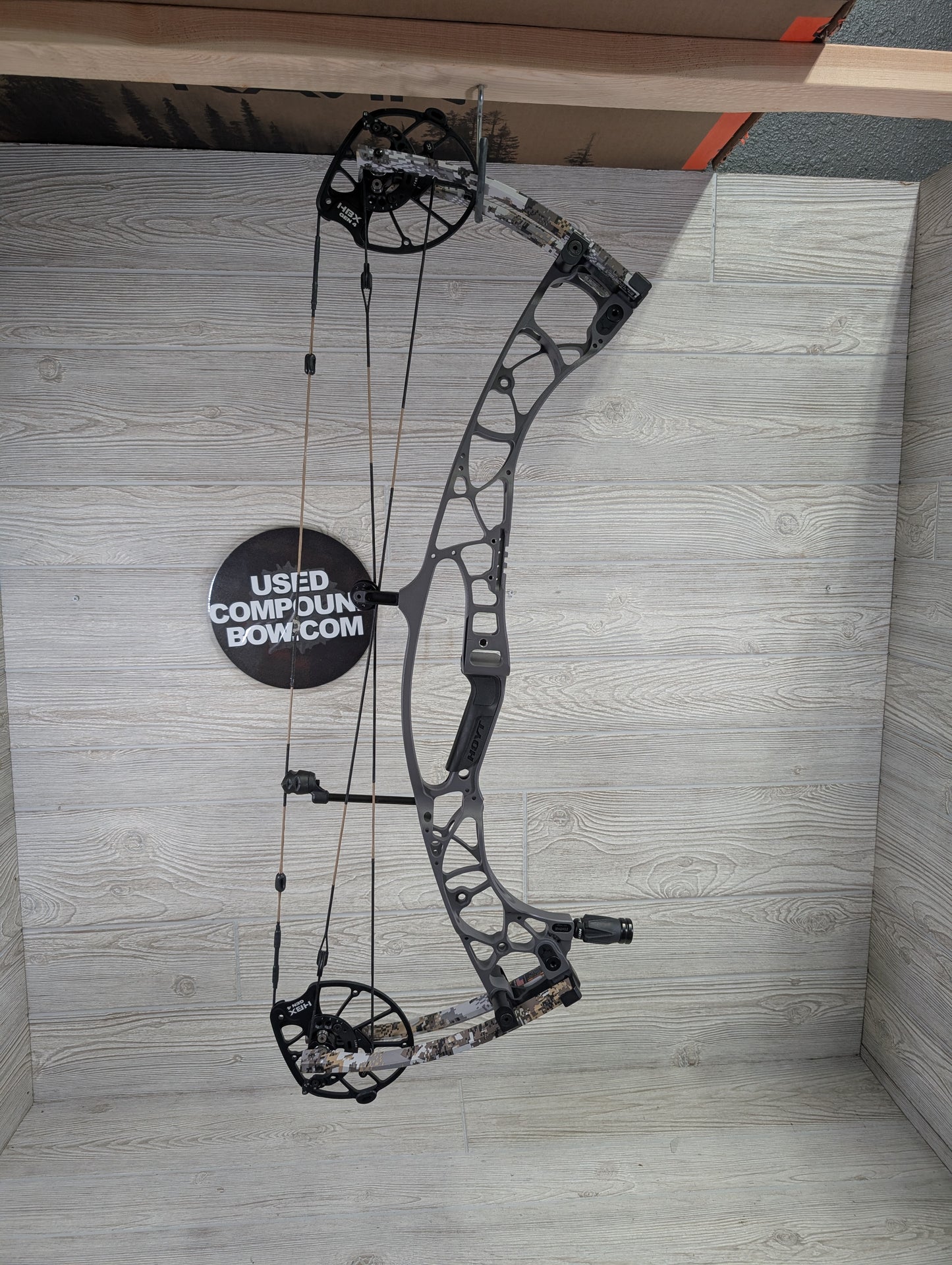 Used Hoyt Alpha AX-2 32 RH Tombstone Riser Optifade Limbs