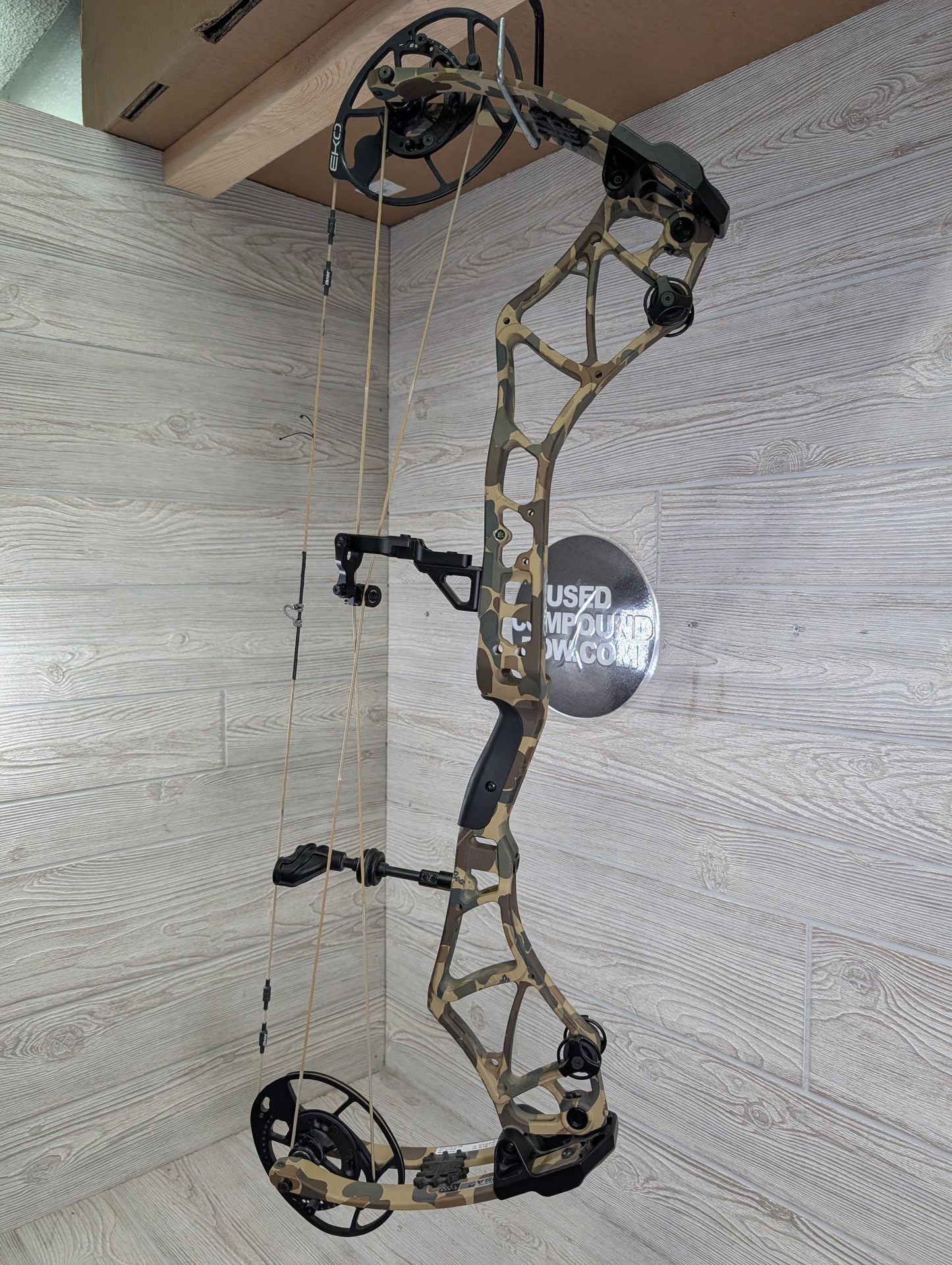 Bear Execute 32 RH 70lb Throwback Camo Riser and Limbs