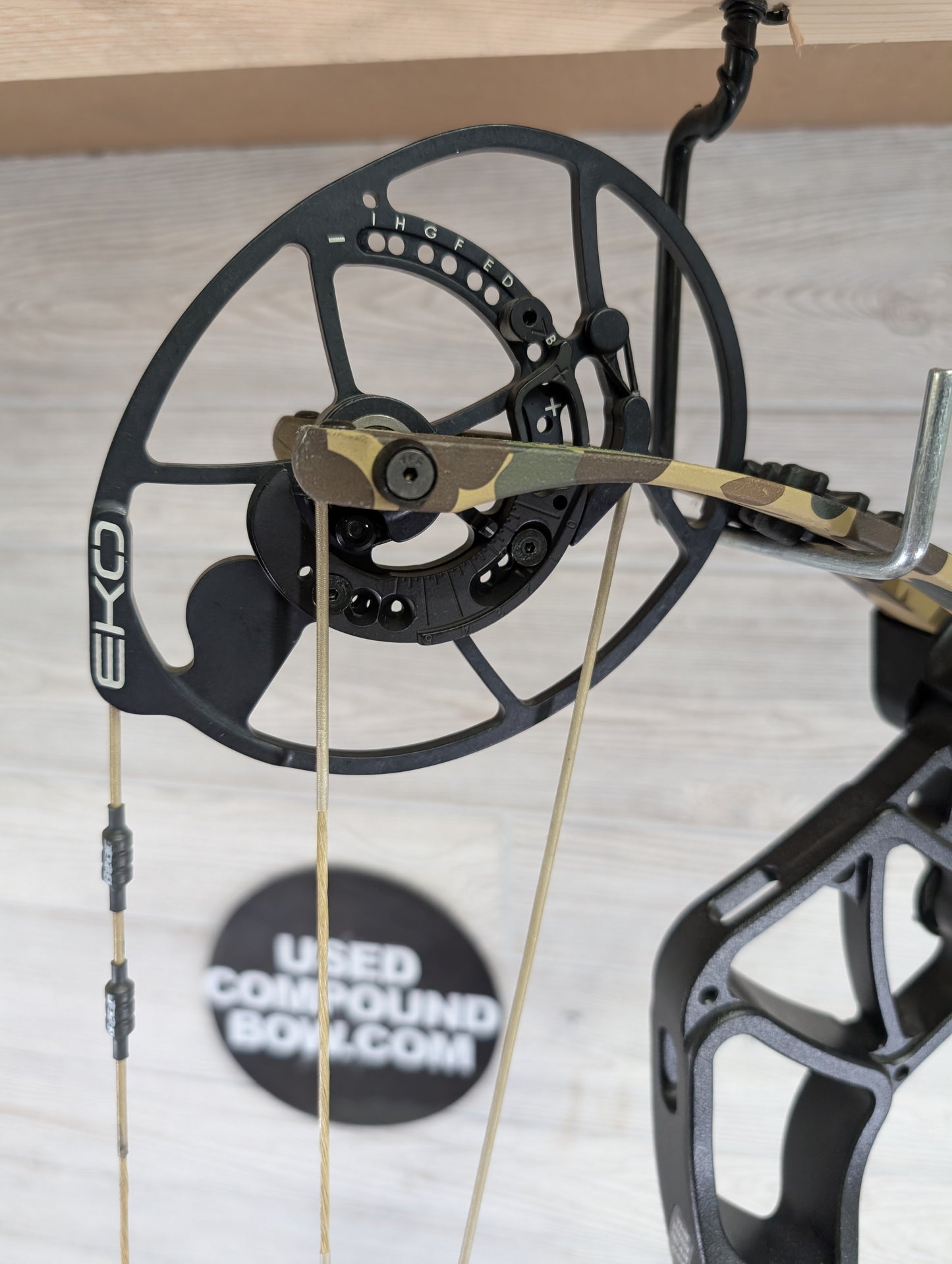 Bear Execute 30 RH 70lb Black Riser/Throwback Limbs Bow