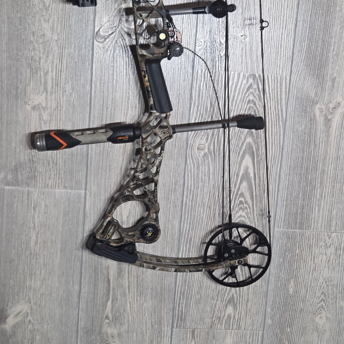 Mathews No Cam HTR  Left  Hand 60lbs Camo PKG