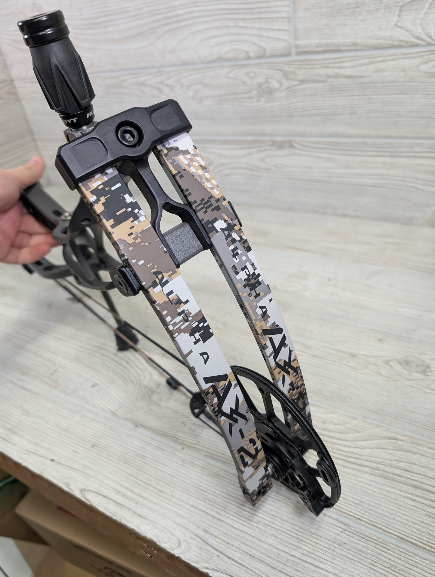 Used Hoyt Alpha AX-2 32 RH Tombstone Riser Optifade Limbs