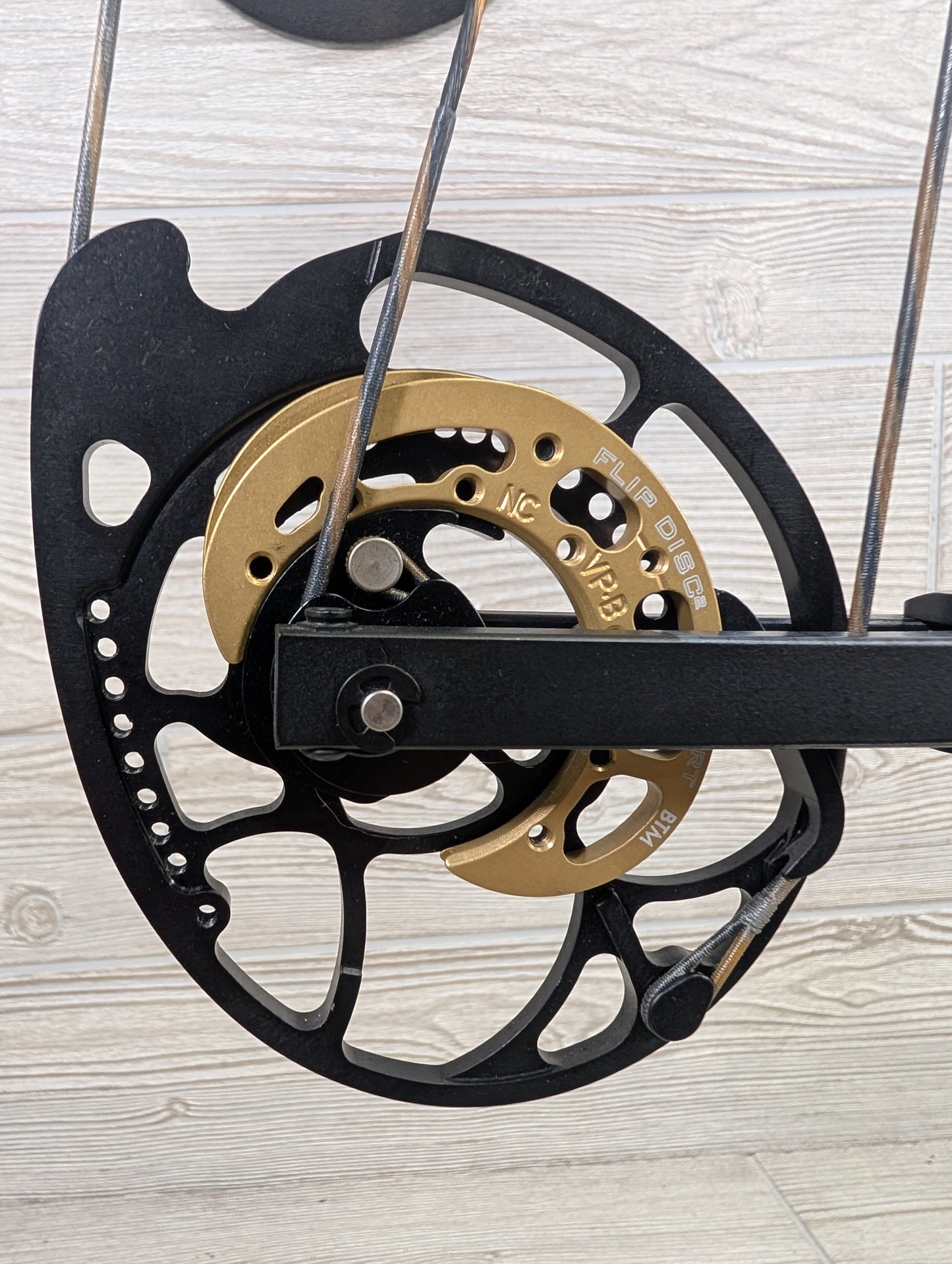 Bowtech Carbon Icon Right Handed 60-70# Camo package