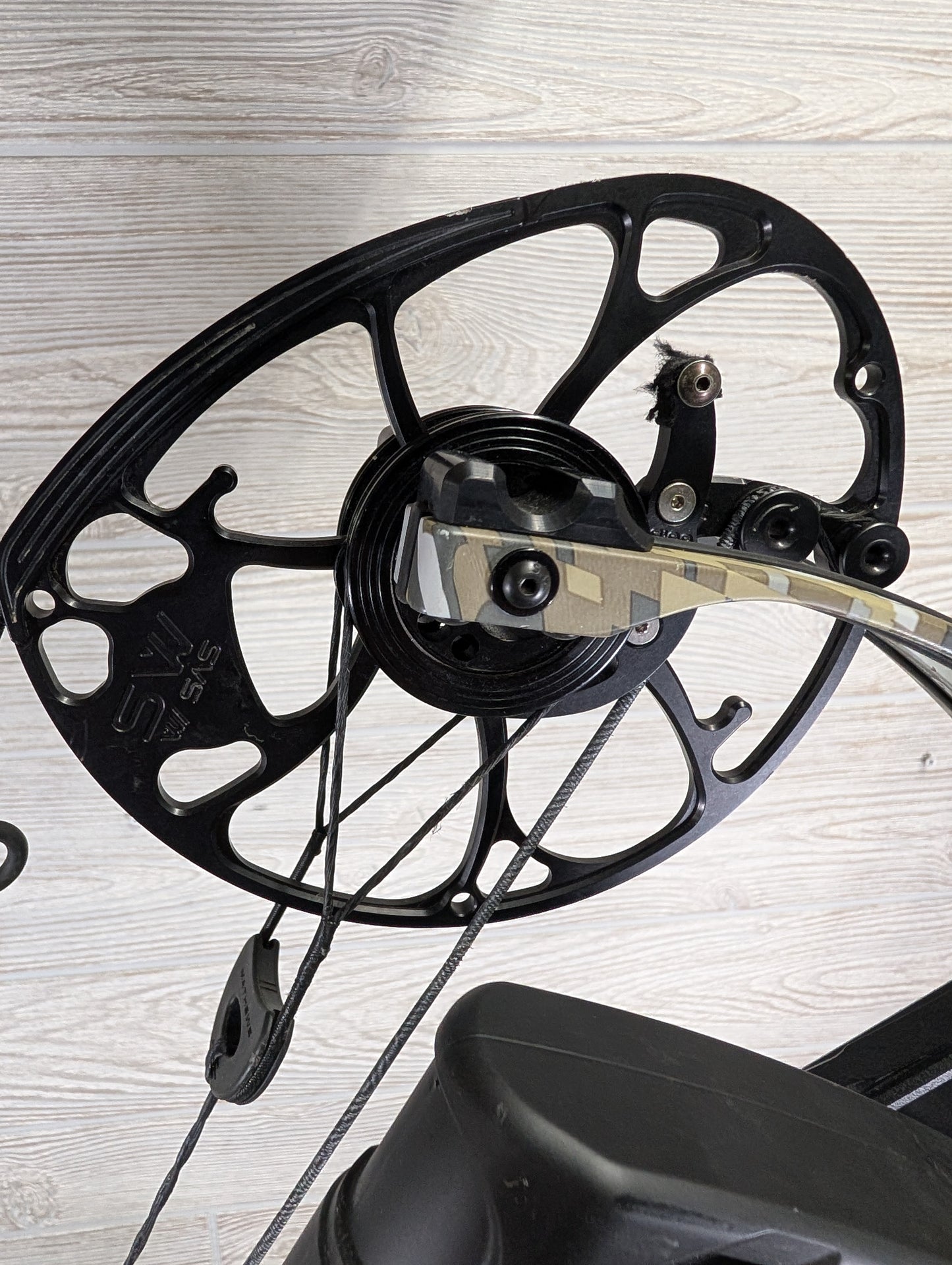 Mathews Phase 4 33 Black Riser Ev2 Limbs Right Handed LOADED PACKAGE