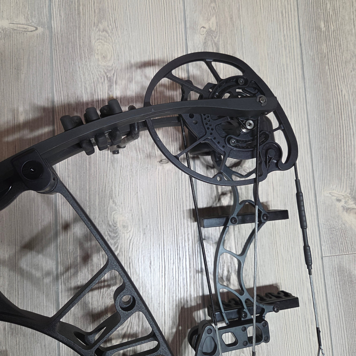 Used Hoyt Ventum 30 Right Handed Black Package