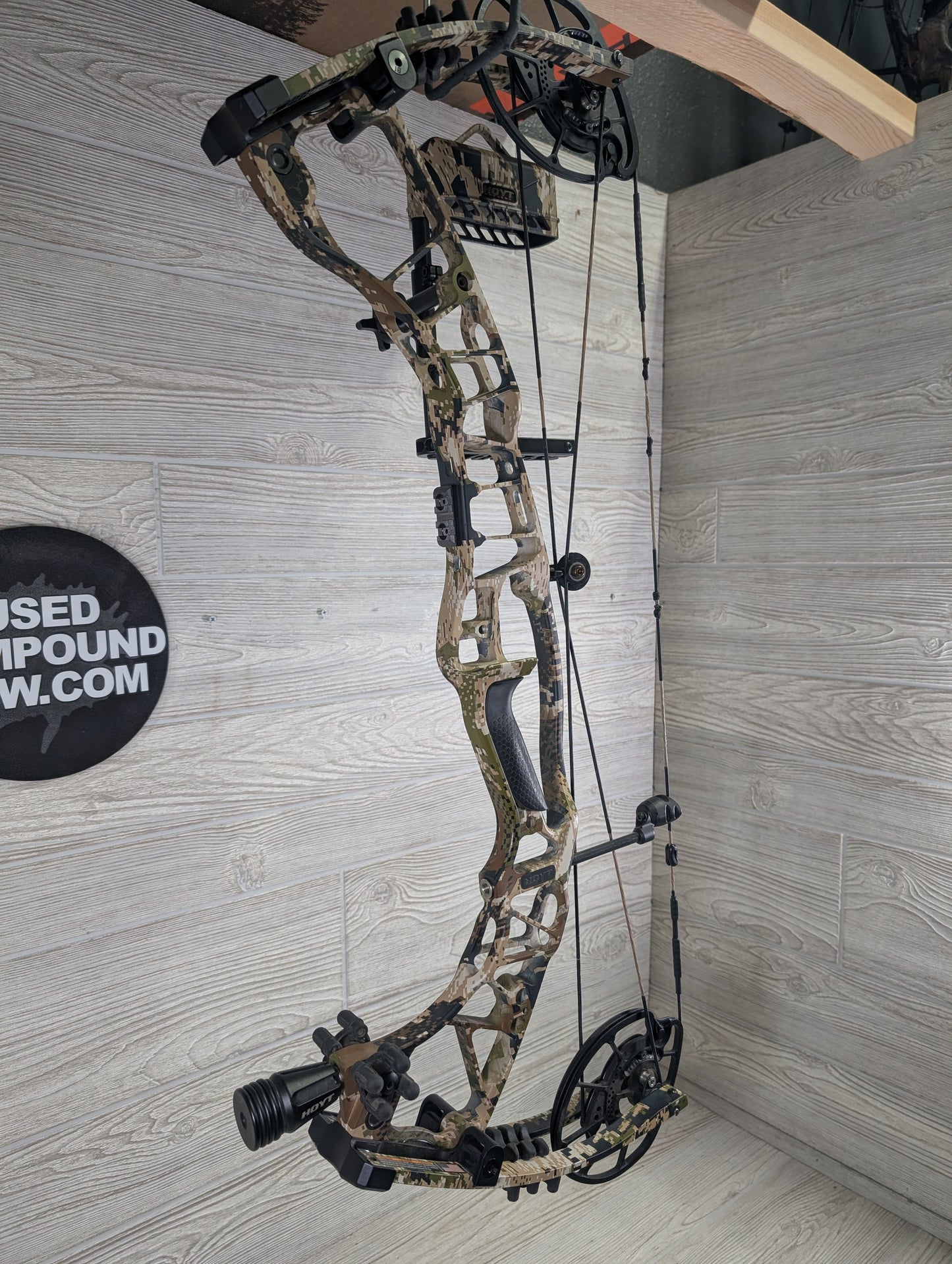 Used Hoyt Ventum 30 25-28" 60-70lb RH Sitka Sub Alpine Bow