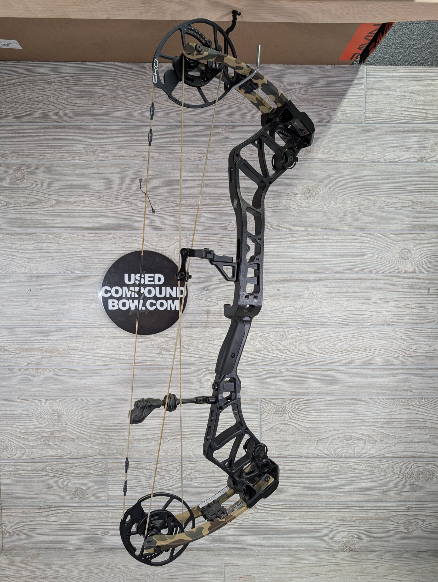 Bear Execute 30 RH 70lb Black Riser/Throwback Limbs Bow