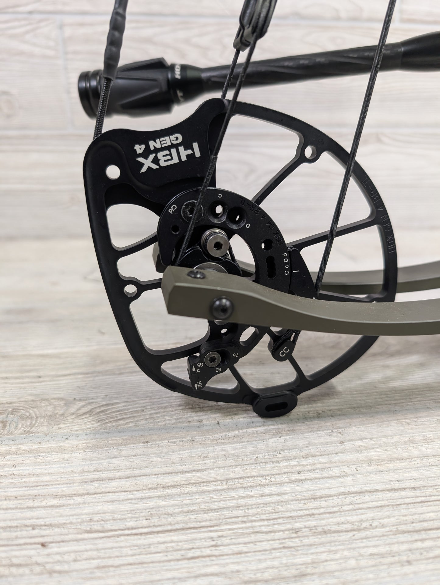Used Hoyt Alpha AX-2 32 RH Wilderness Pkg