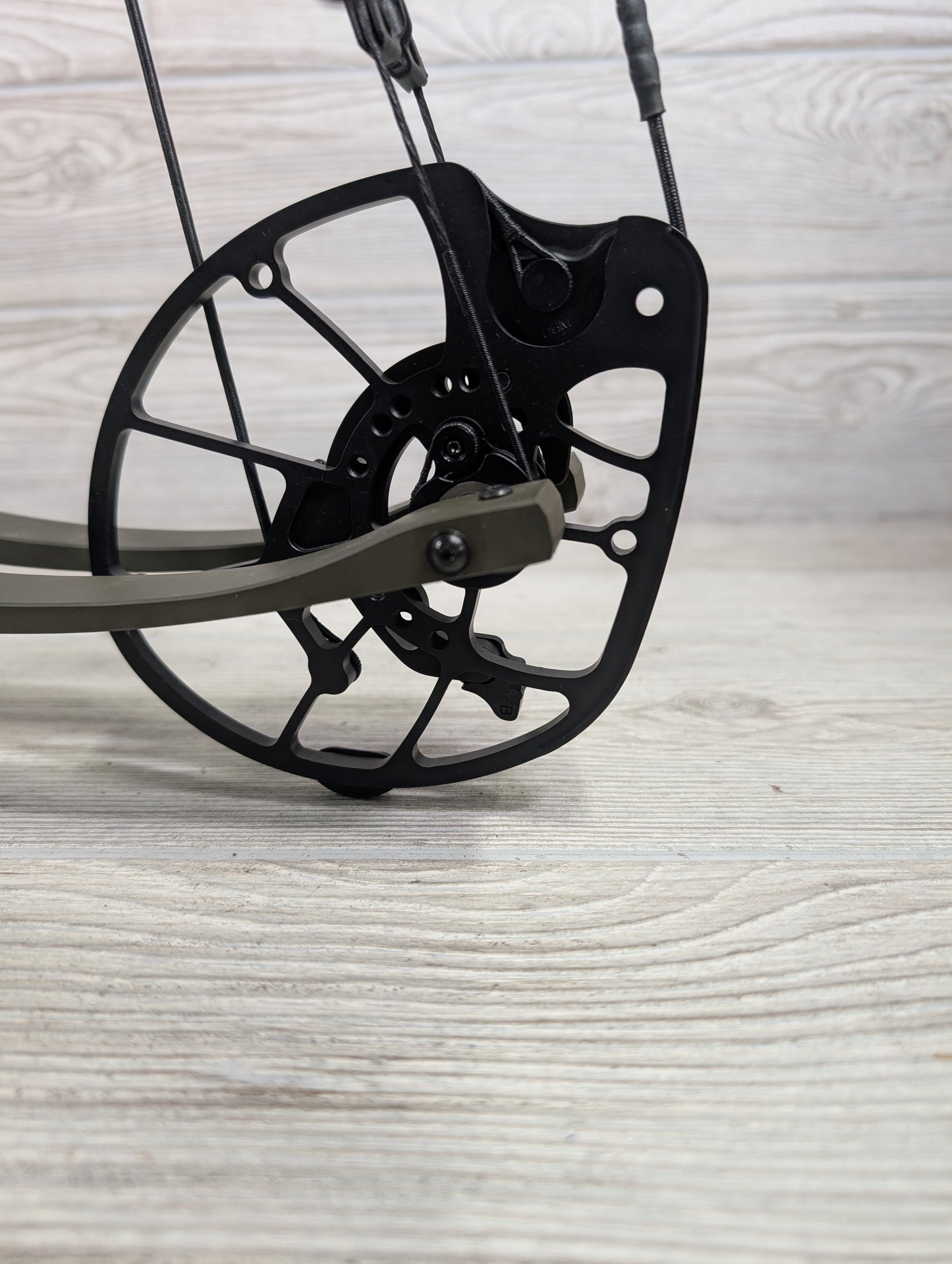 Used Hoyt Alpha AX-2 32 RH Wilderness Pkg