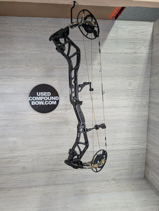 Bear Execute 30 RH 70lb Black Riser/Throwback Limbs Bow