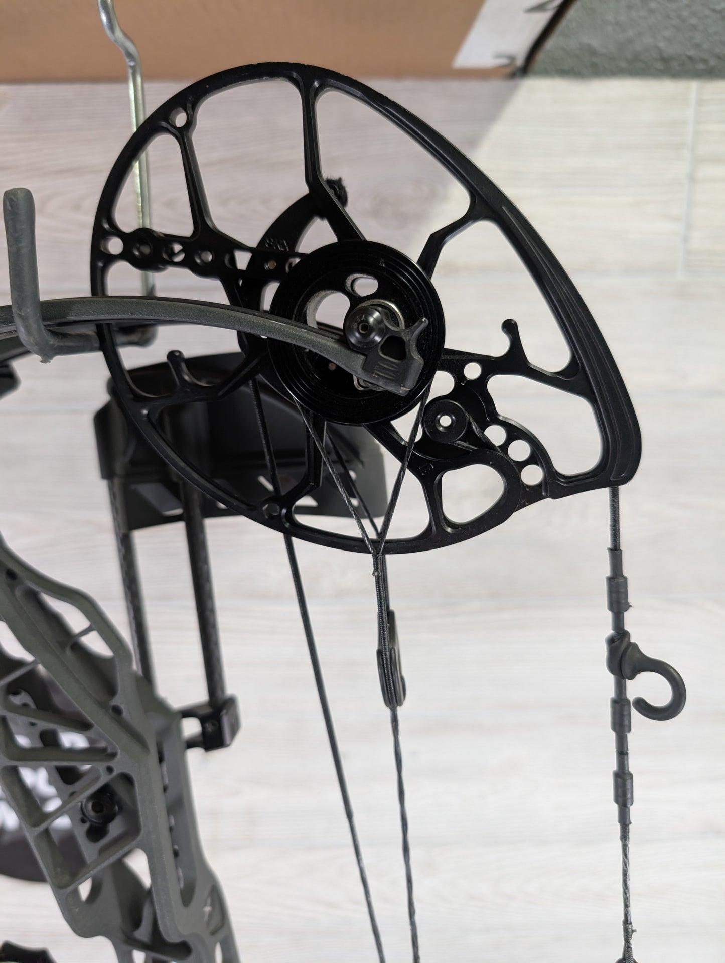 Used Mathews Lift X 29.5 Right Hand Shale Package