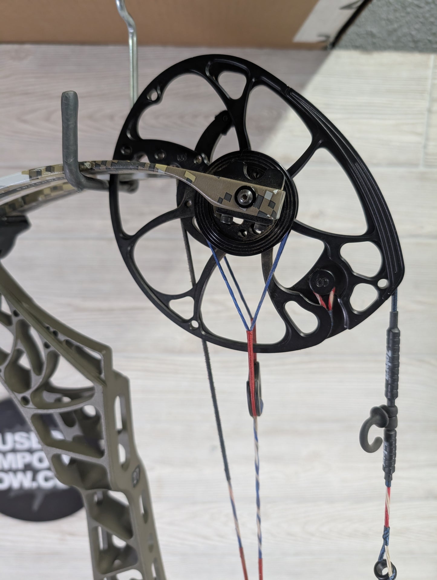 Used Mathews V3 27 RH Ambush Riser Subalpine Limbs