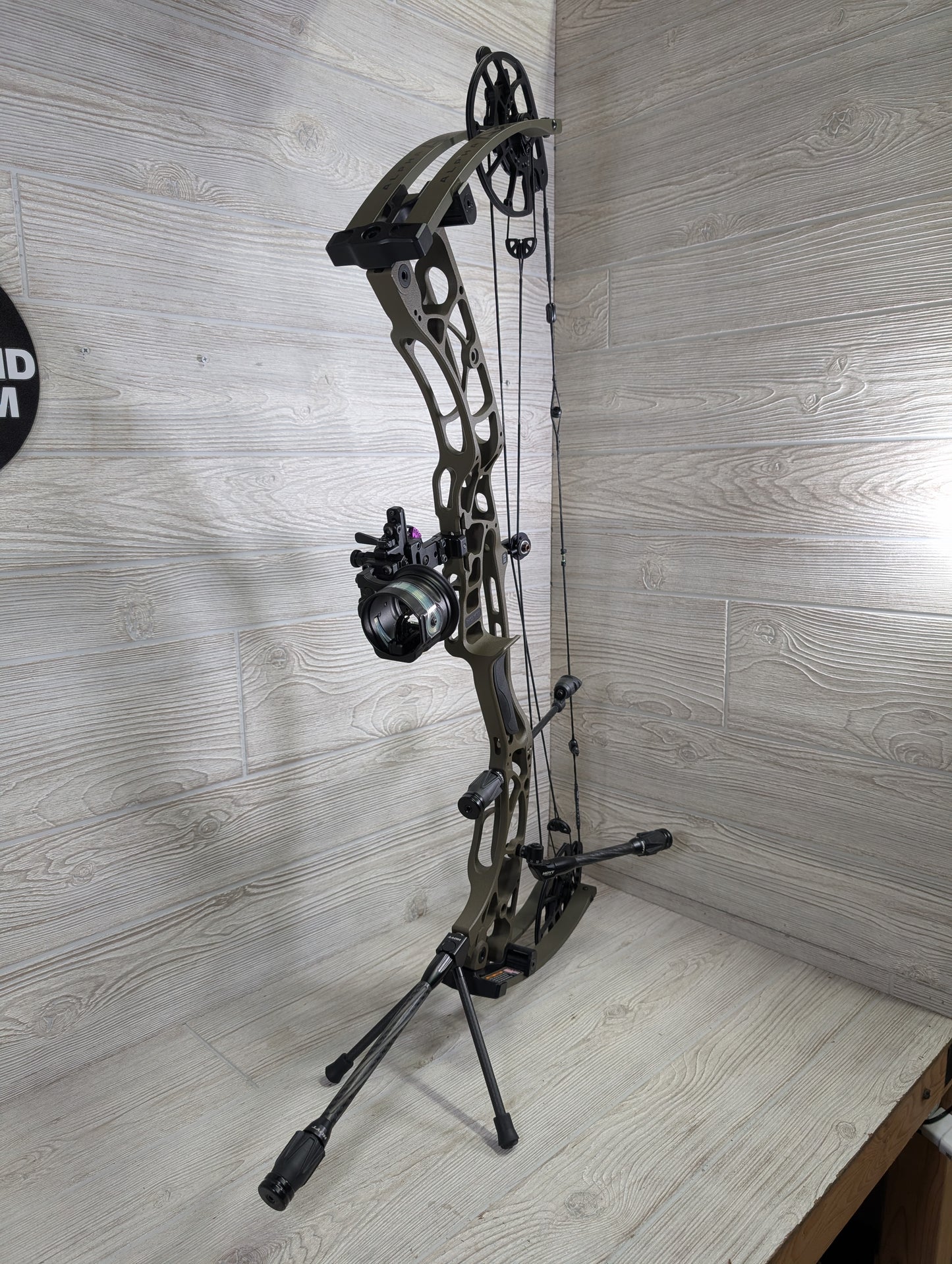 Used Hoyt Alpha AX-2 32 RH Wilderness Pkg