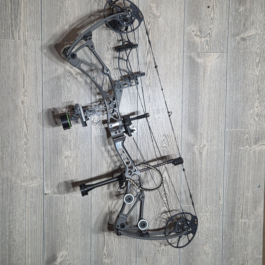 Used Bowtech Revolt 30" 70lb RH Gray Bow