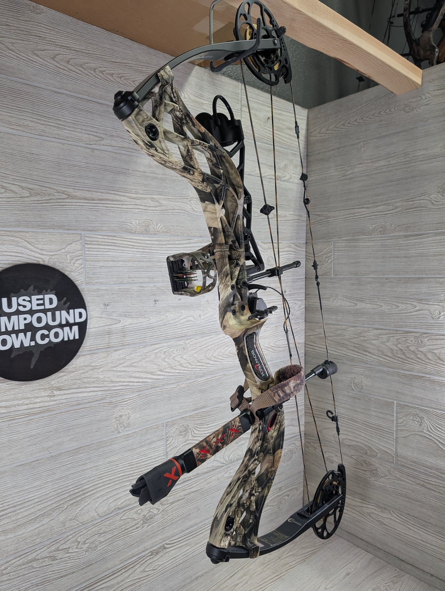 Bowtech Carbon Icon Right Handed 60-70# Camo package