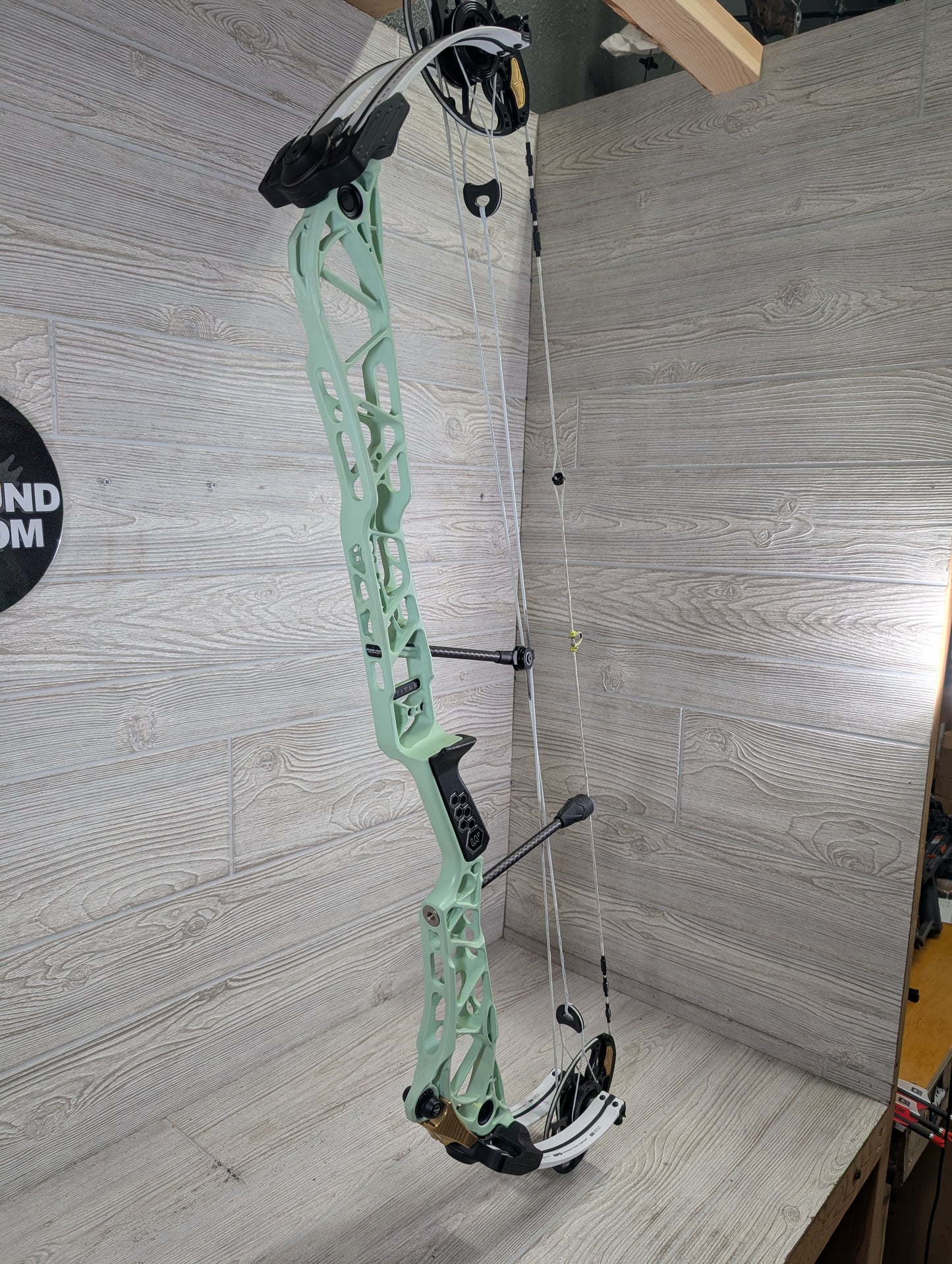 Used Mathews Title 38 (Gen 2) Mint White limbs Right Handed Target Bow