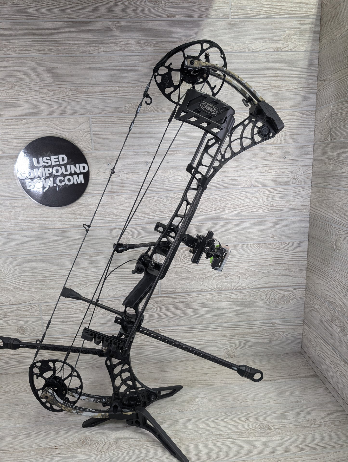 Mathews Phase 4 33 Black Riser Ev2 Limbs Right Handed LOADED PACKAGE