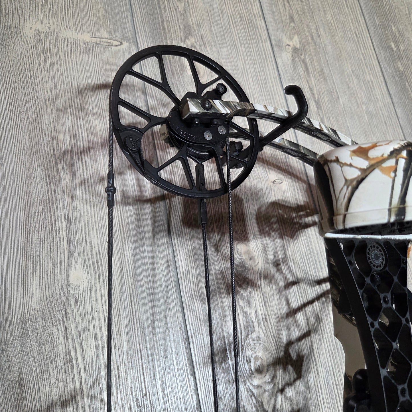 Mathews No Cam HTR  Right Hand 60lbs Camo PKG