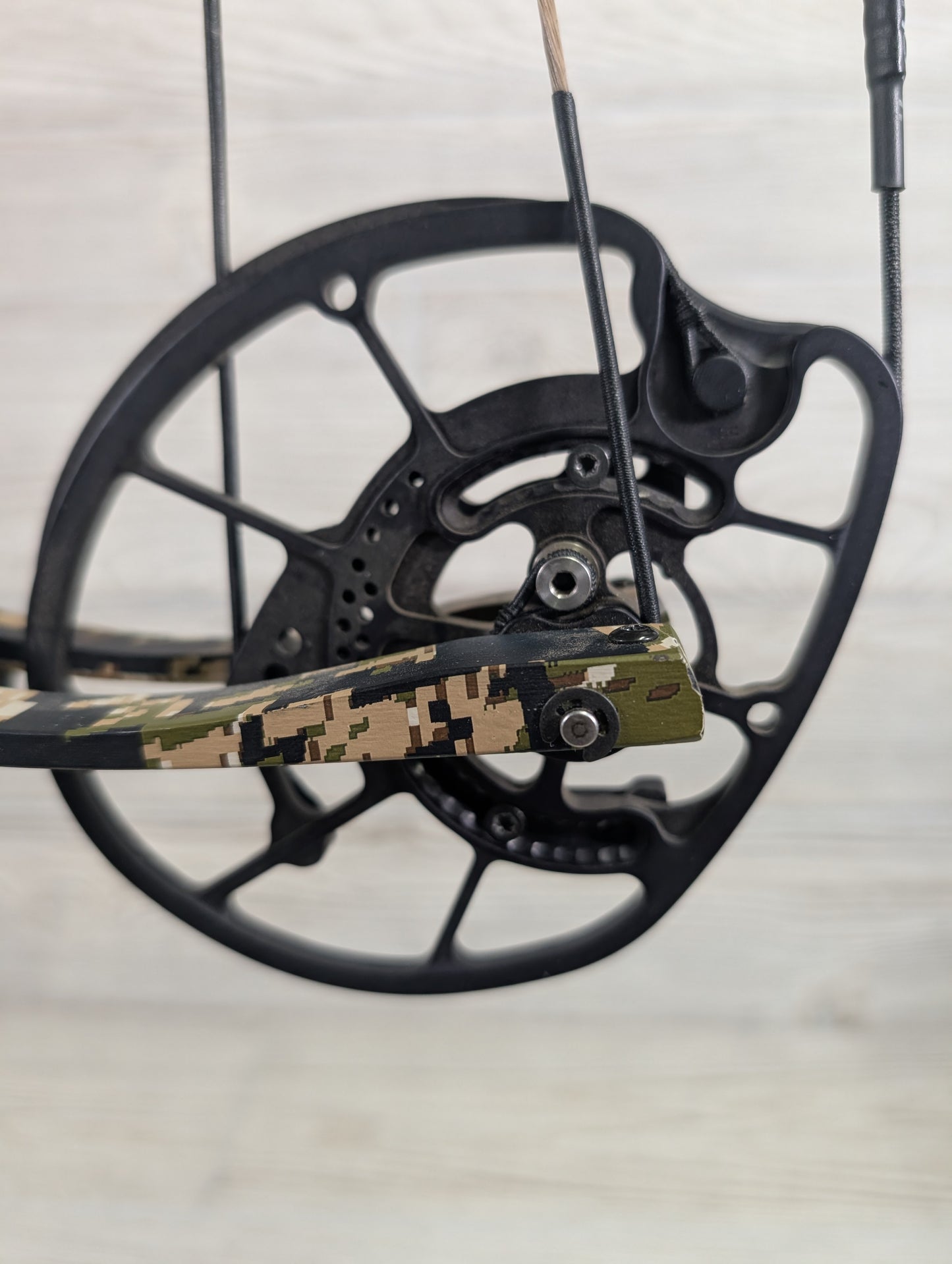 Used Hoyt Ventum 30 25-28" 60-70lb RH Sitka Sub Alpine Bow