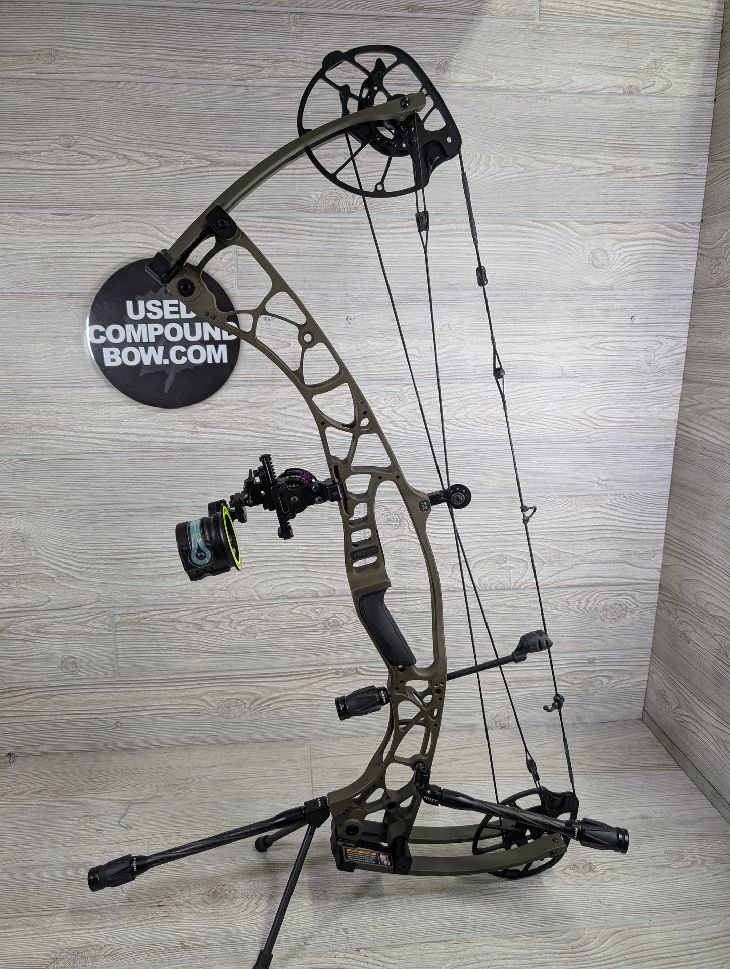 Used Hoyt Alpha AX-2 32 RH Wilderness Pkg