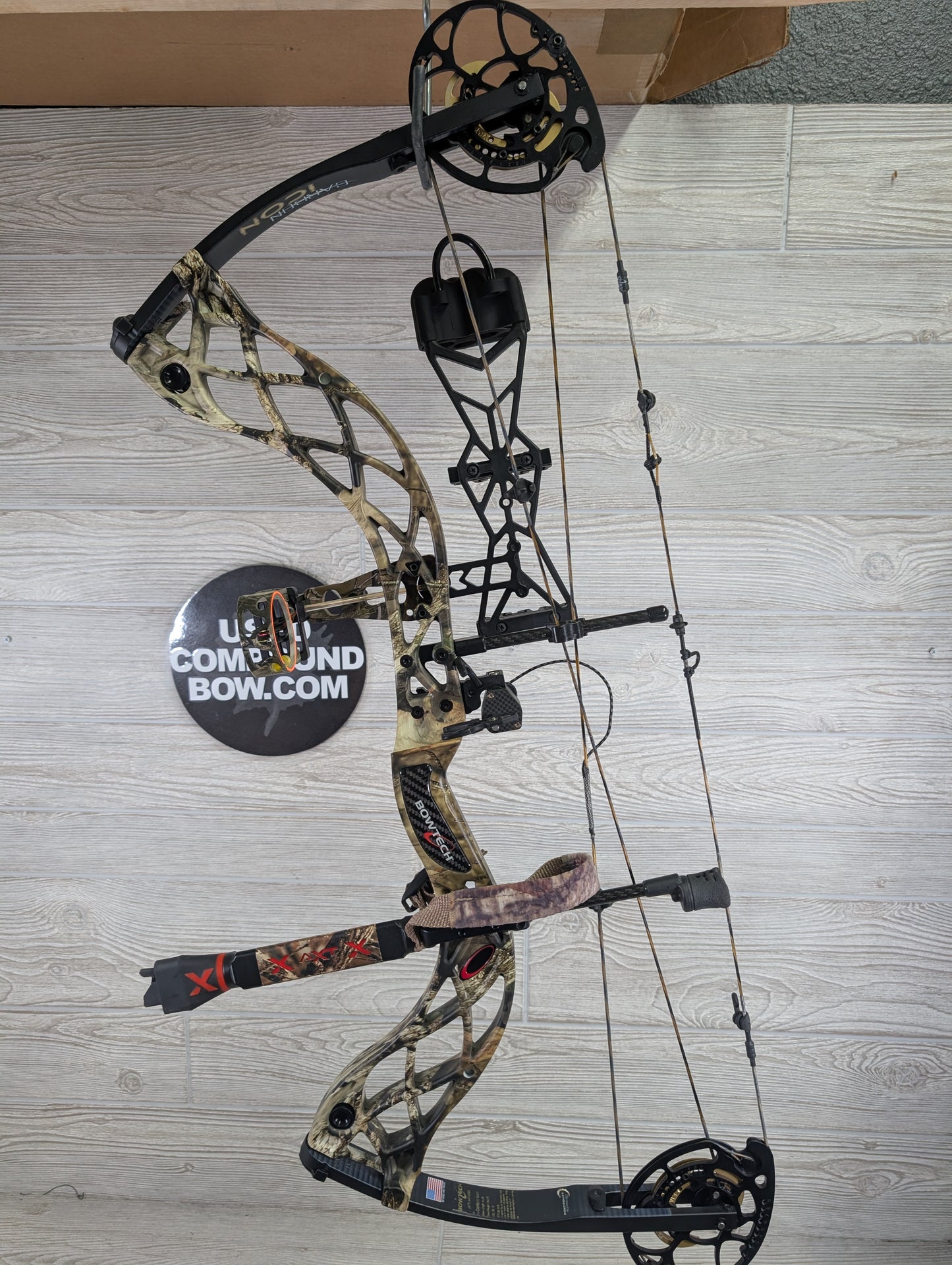 Bowtech Carbon Icon Right Handed 60-70# Camo package