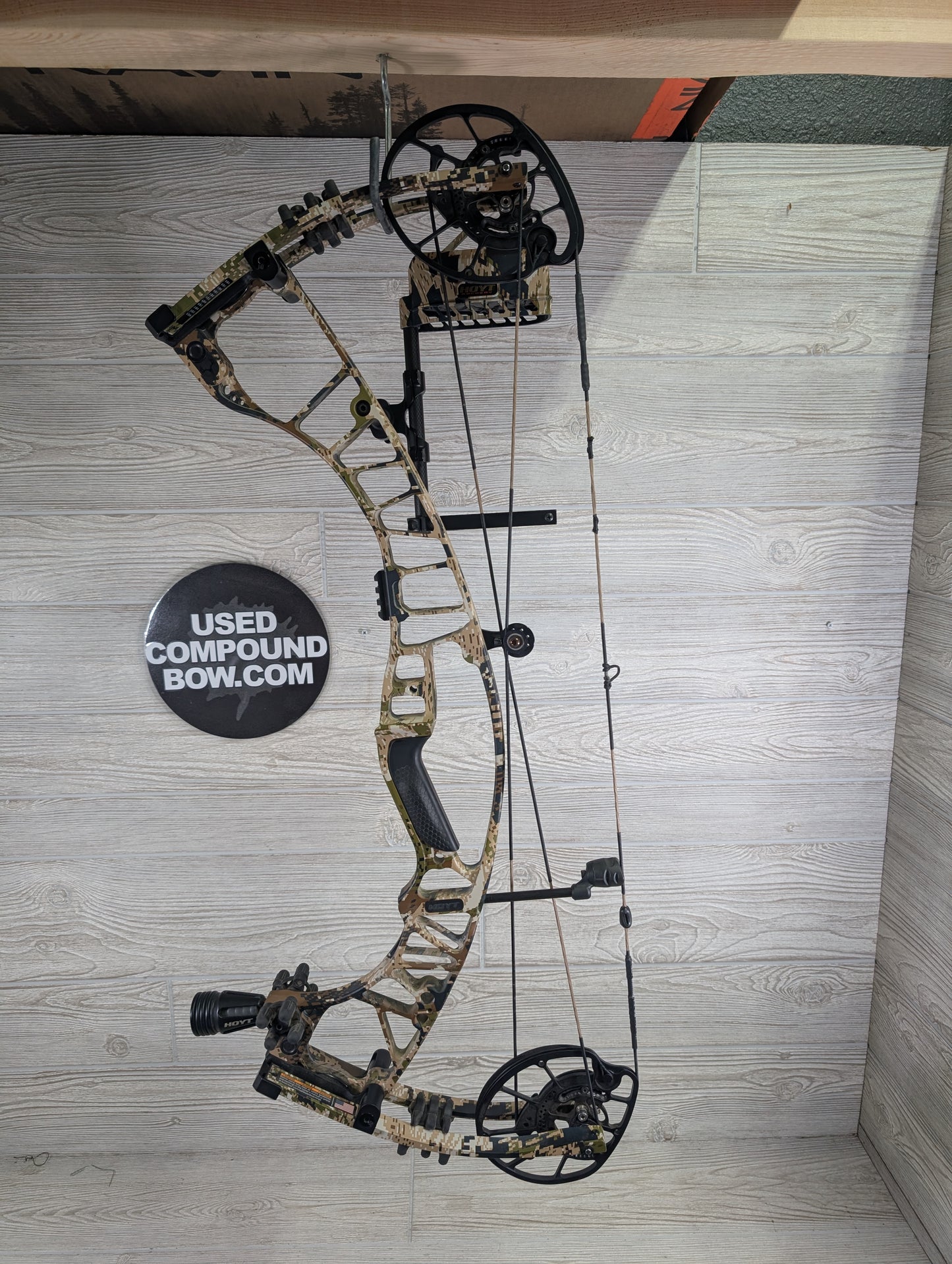 Used Hoyt Ventum 30 25-28" 60-70lb RH Sitka Sub Alpine Bow