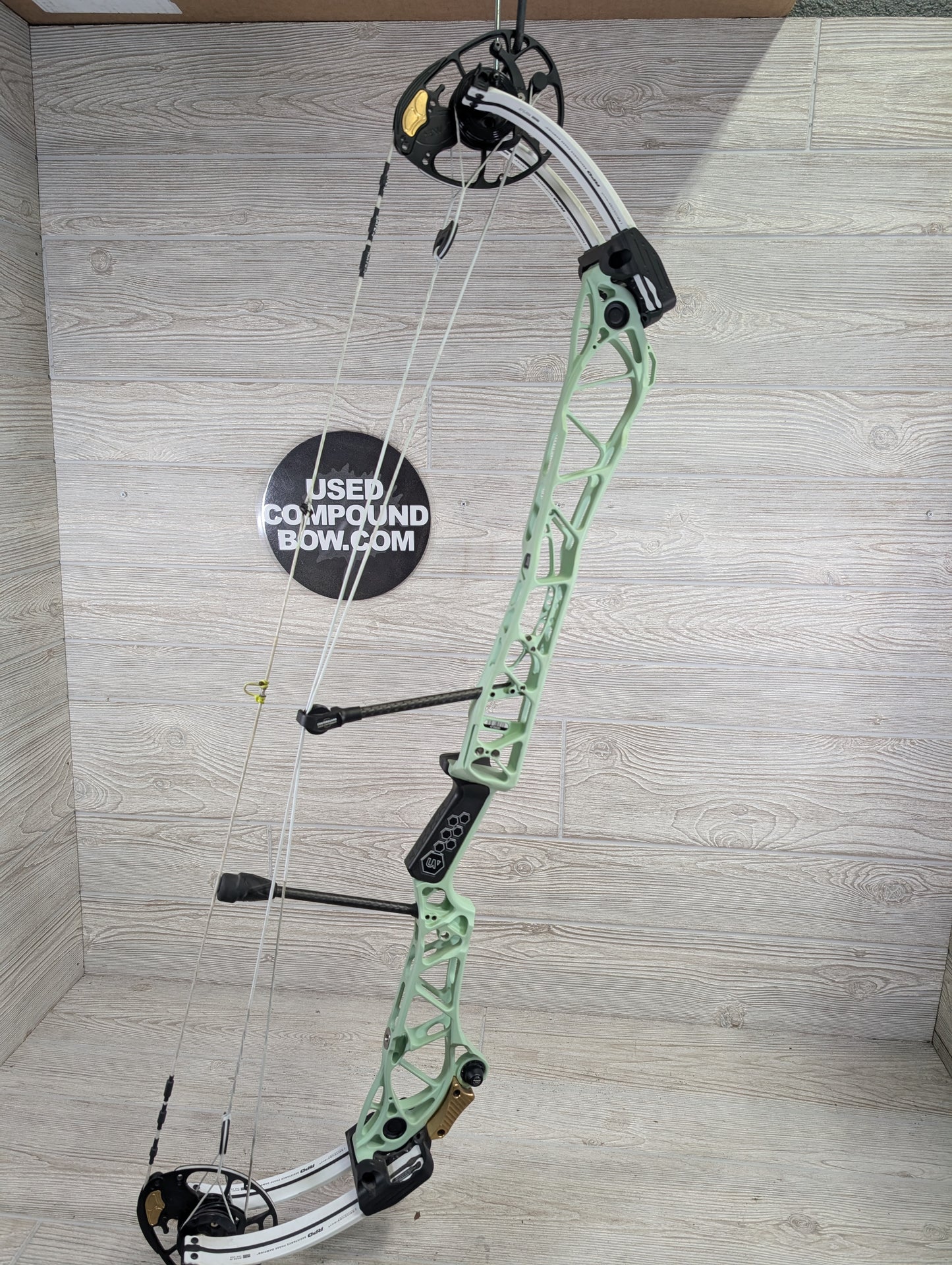 Used Mathews Title 38 (Gen 2) Mint White limbs Right Handed Target Bow