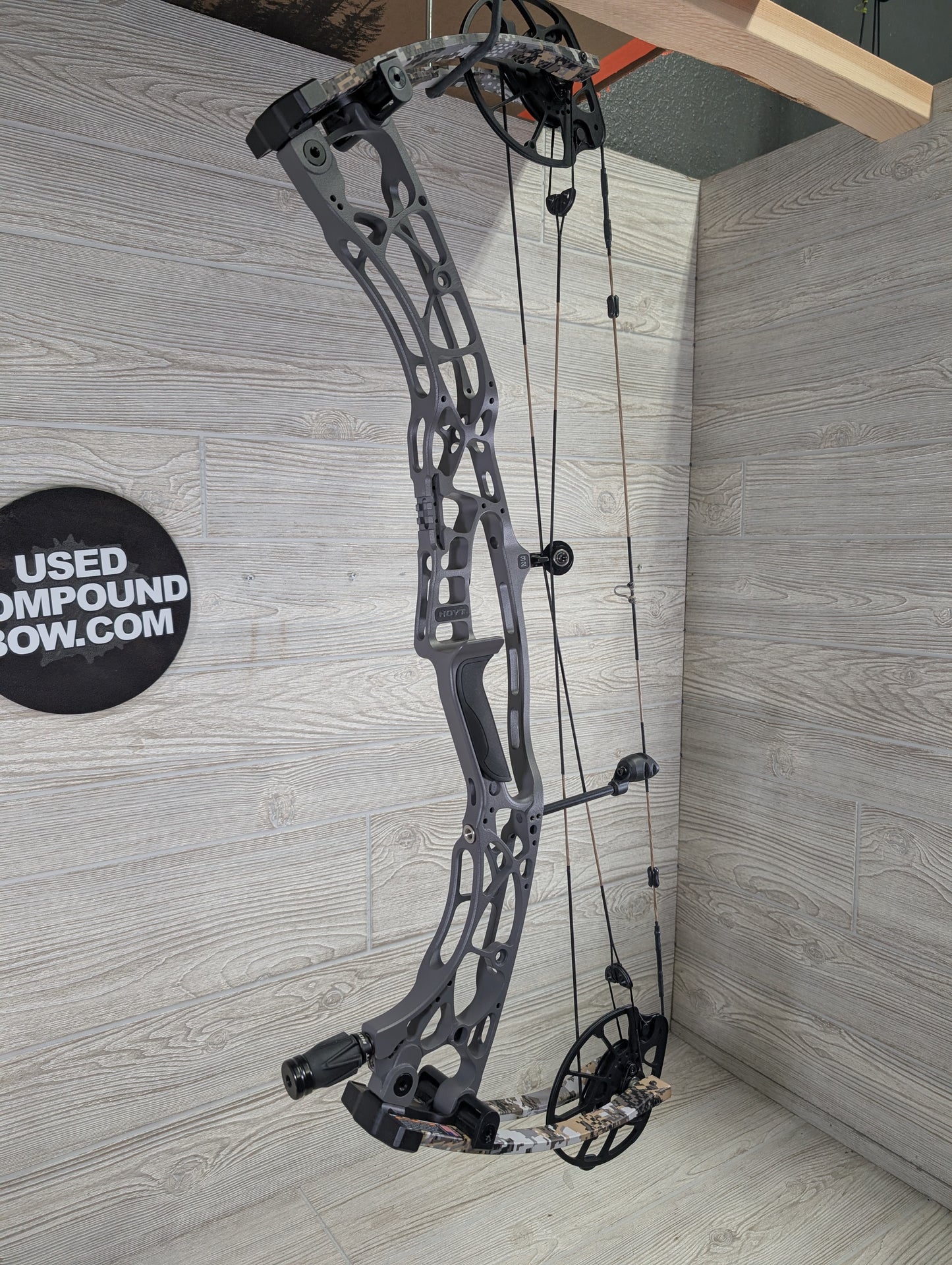 Used Hoyt Alpha AX-2 32 RH Tombstone Riser Optifade Limbs