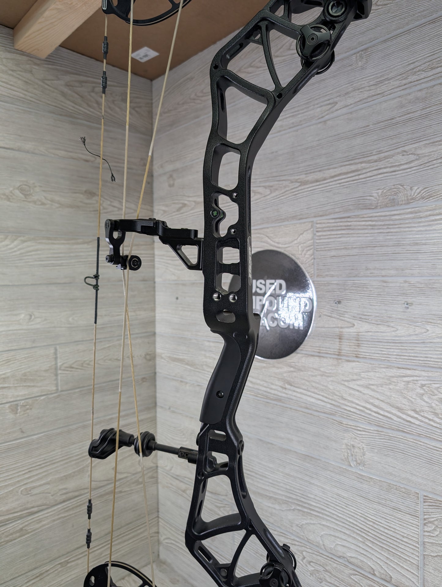 Bear Execute 30 RH 70lb Black Riser/Throwback Limbs Bow
