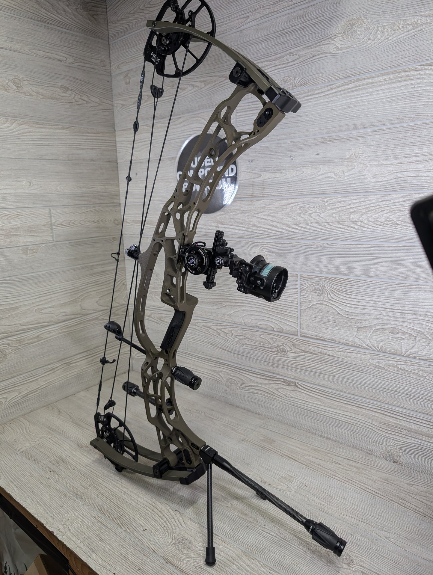 Used Hoyt Alpha AX-2 32 RH Wilderness Pkg