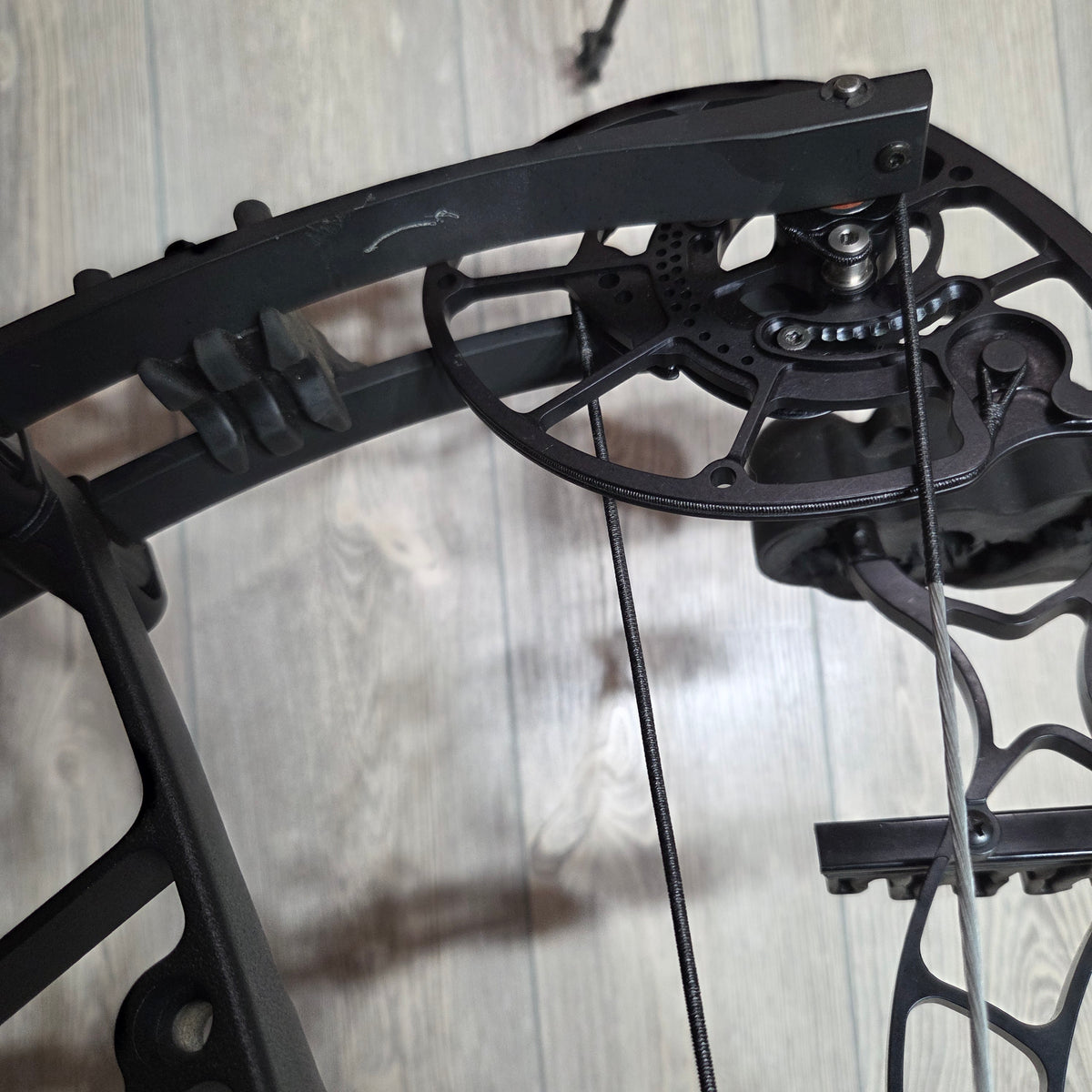 Used Hoyt Ventum 30 Right Handed Black Package