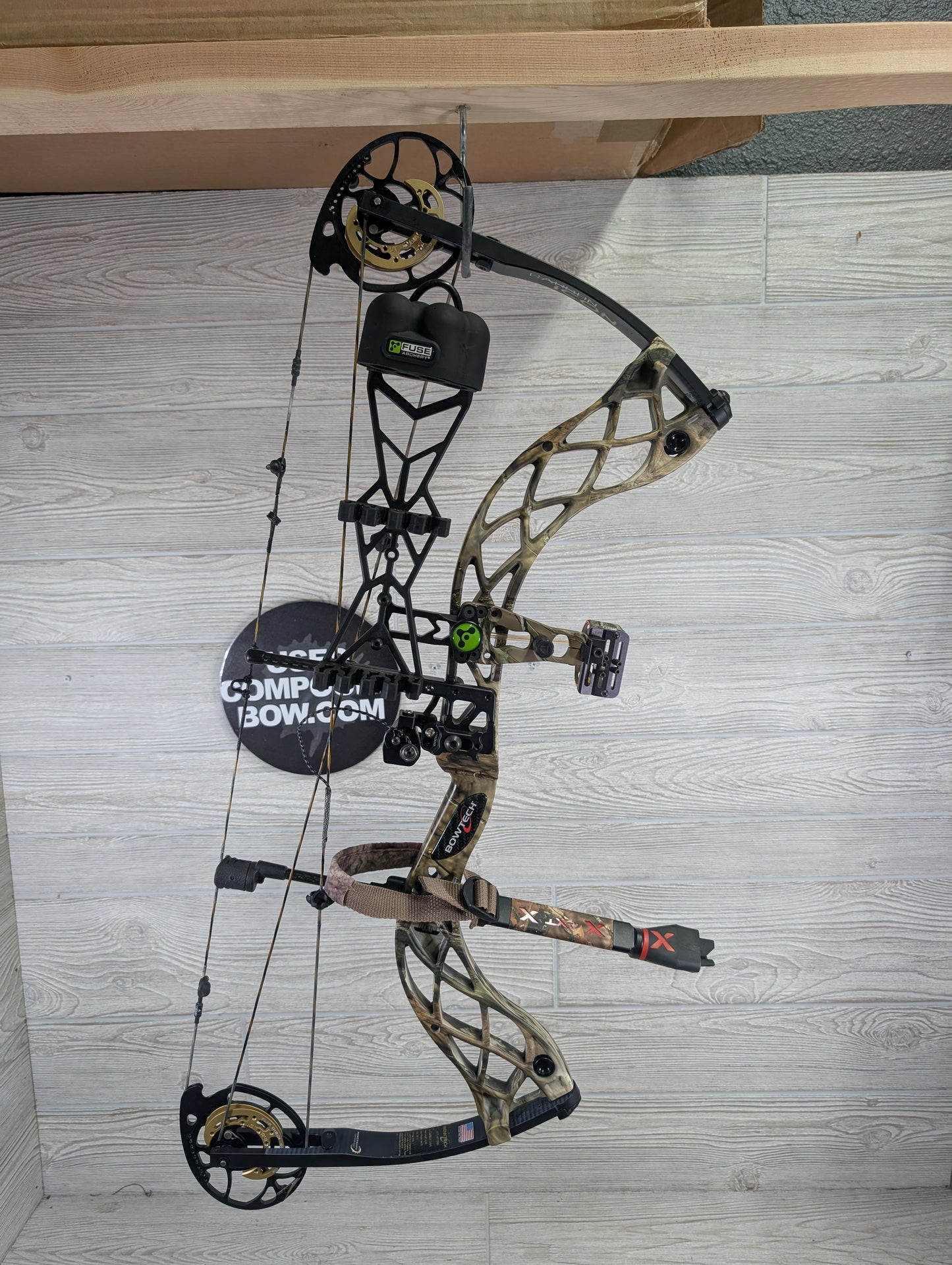 Bowtech Carbon Icon Right Handed 60-70# Camo package