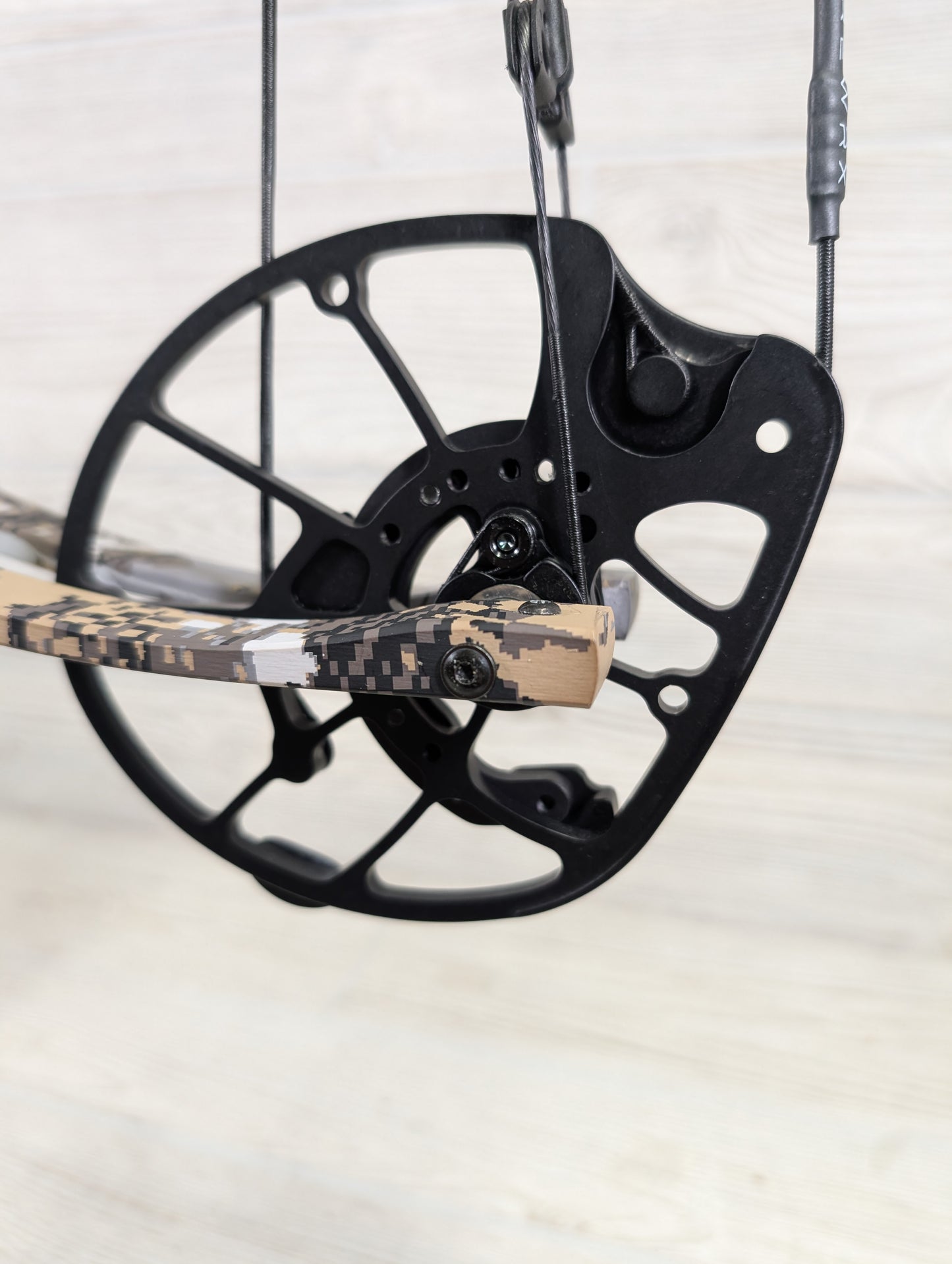 Used Hoyt Alpha AX-2 32 RH Tombstone Riser Optifade Limbs