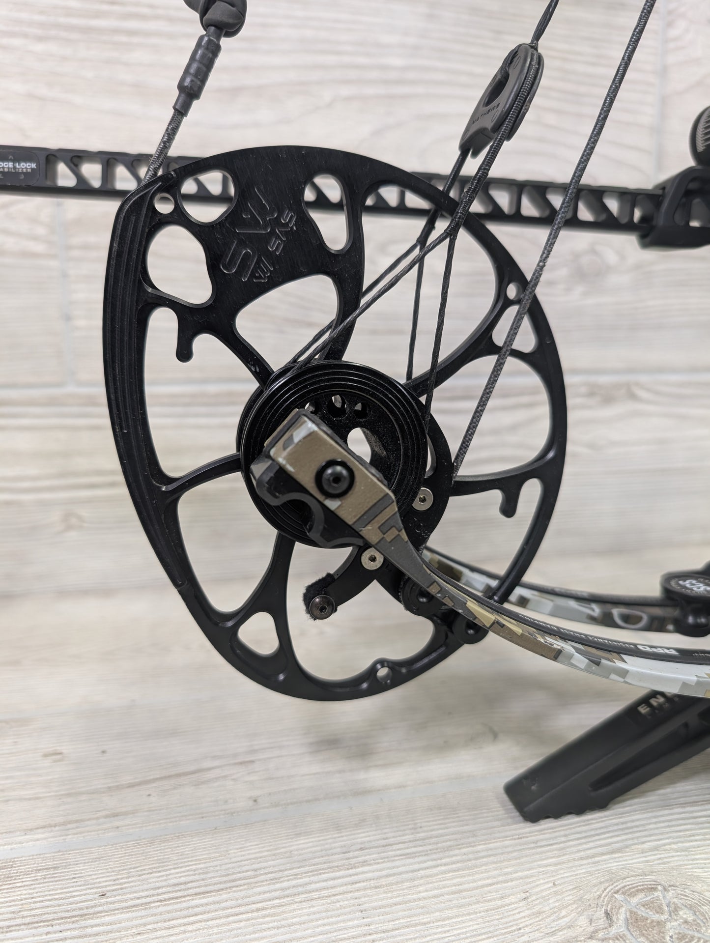 Mathews Phase 4 33 Black Riser Ev2 Limbs Right Handed LOADED PACKAGE