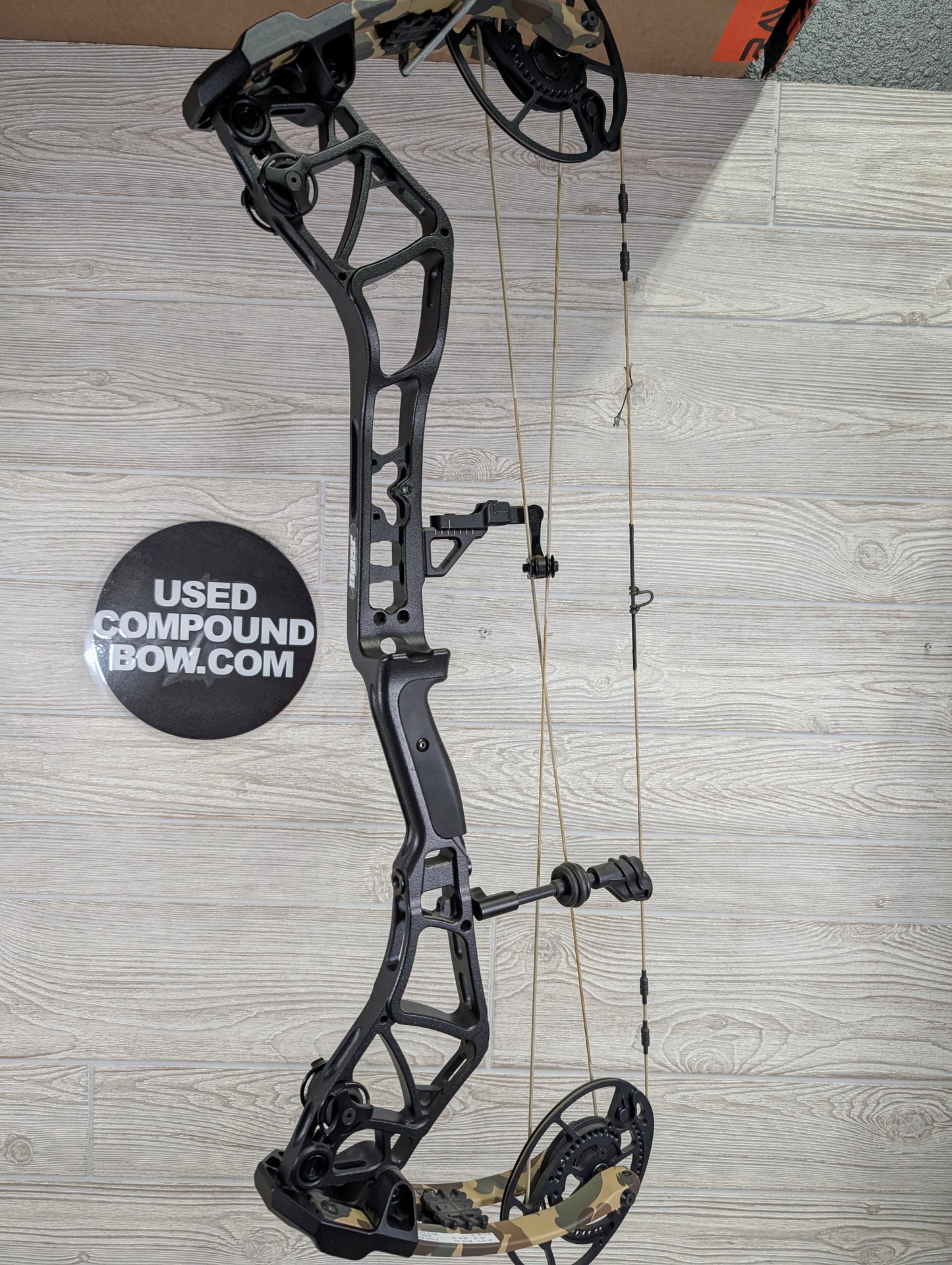 Bear Execute 30 RH 70lb Black Riser/Throwback Limbs Bow